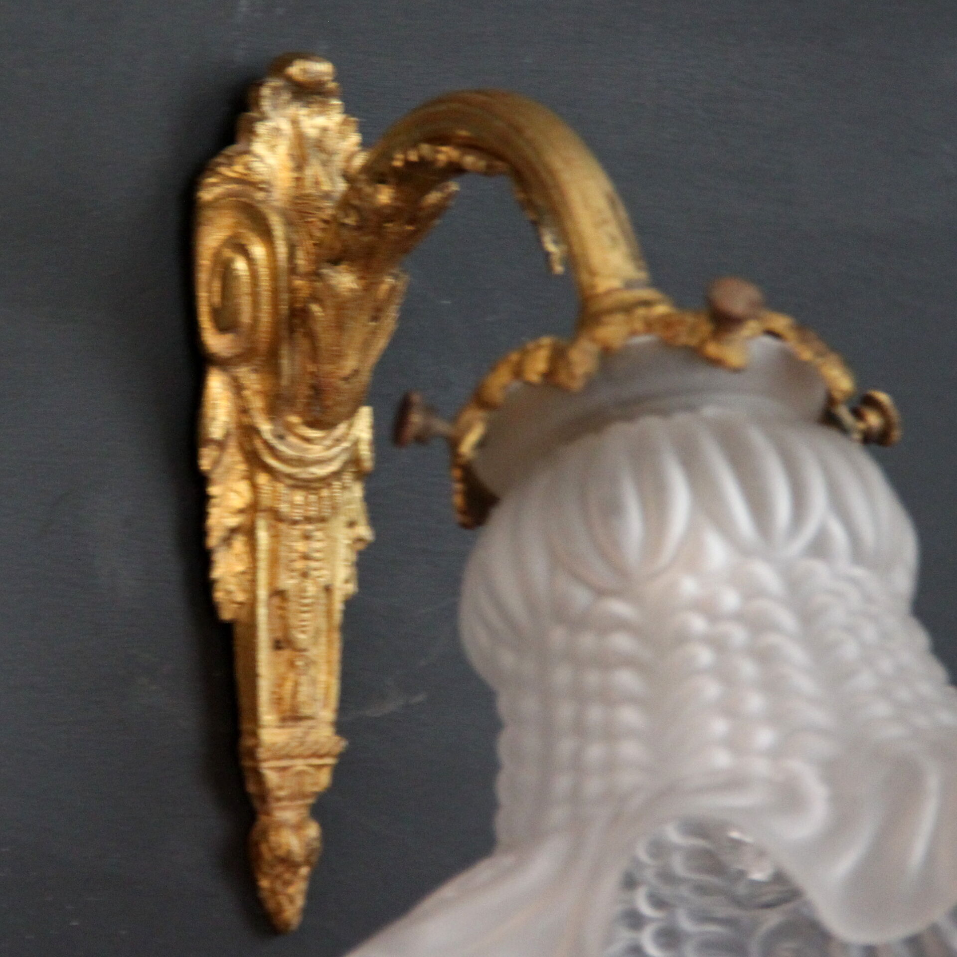 Paire d'appliques murales en laiton tulipe ancienne en verre vintage