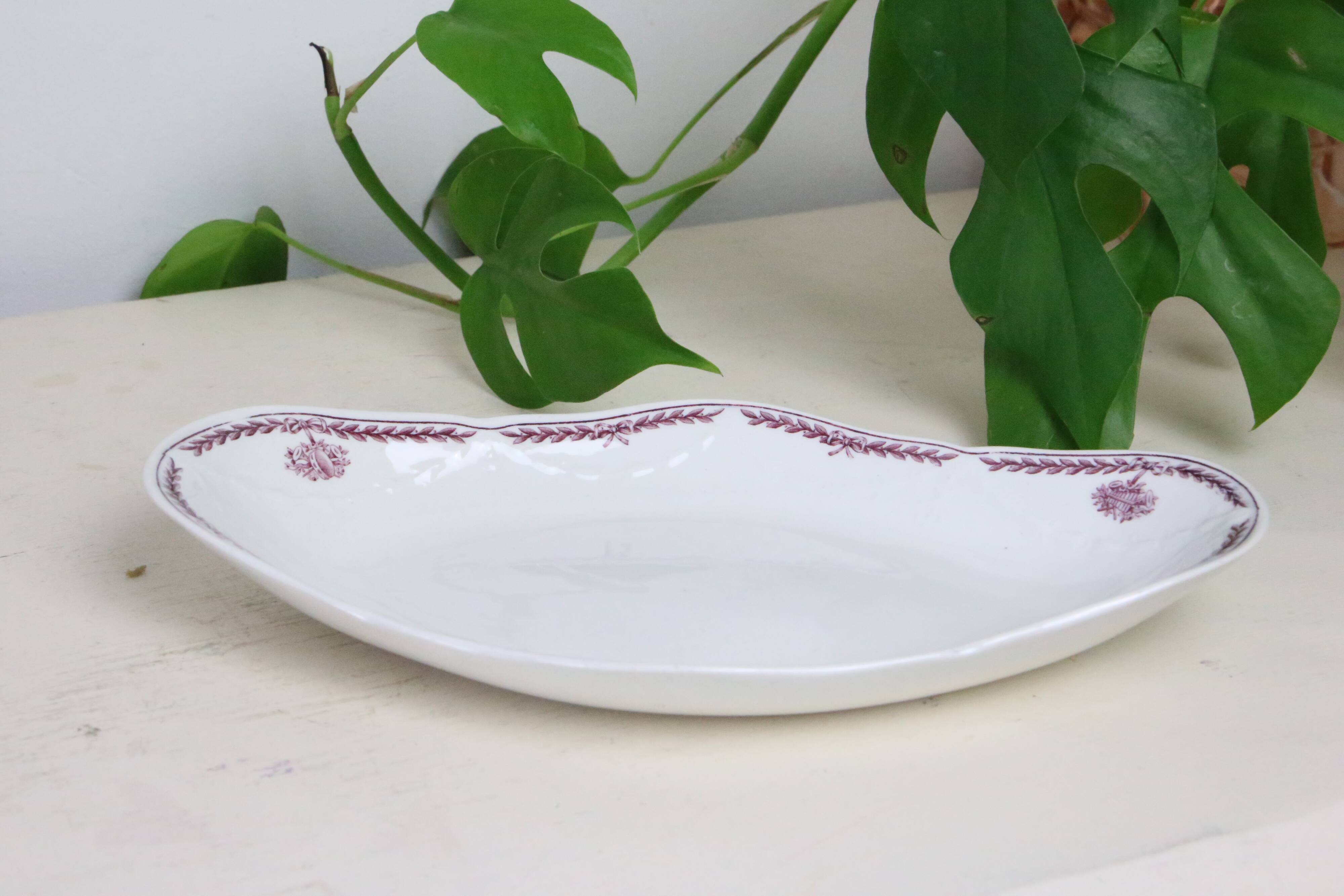 English Wedgwood earthenware dish, La Paix model