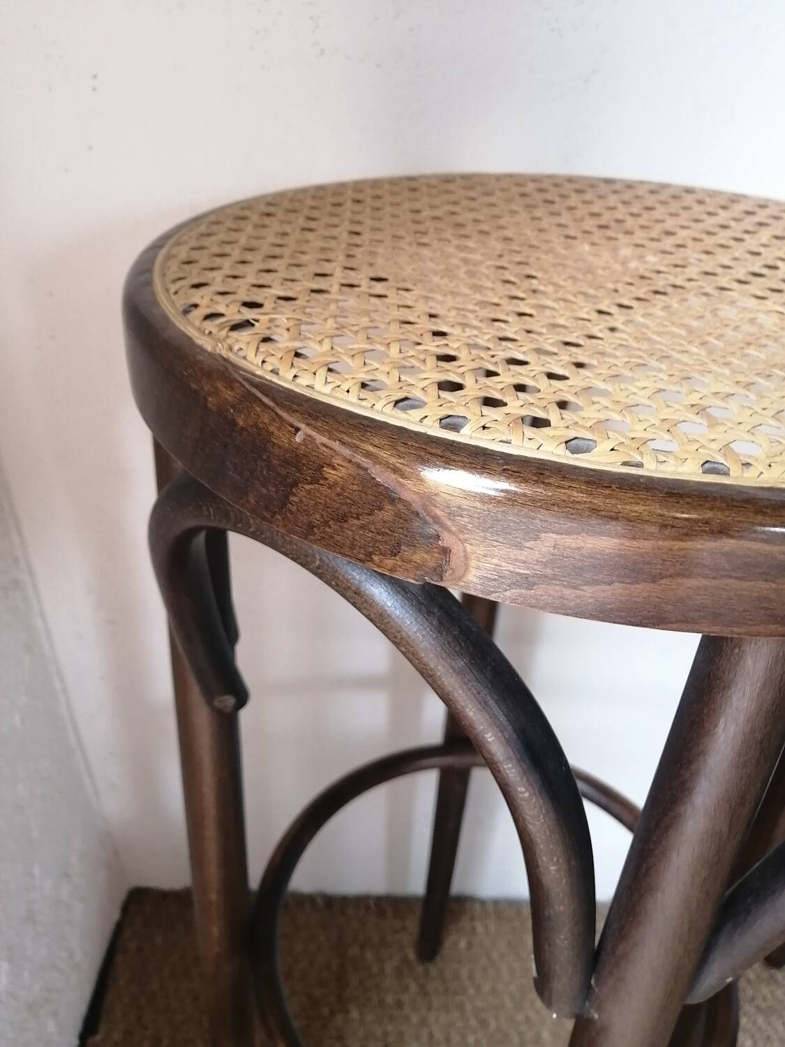 Set of 4 high bistro stools in curved wood and canework.