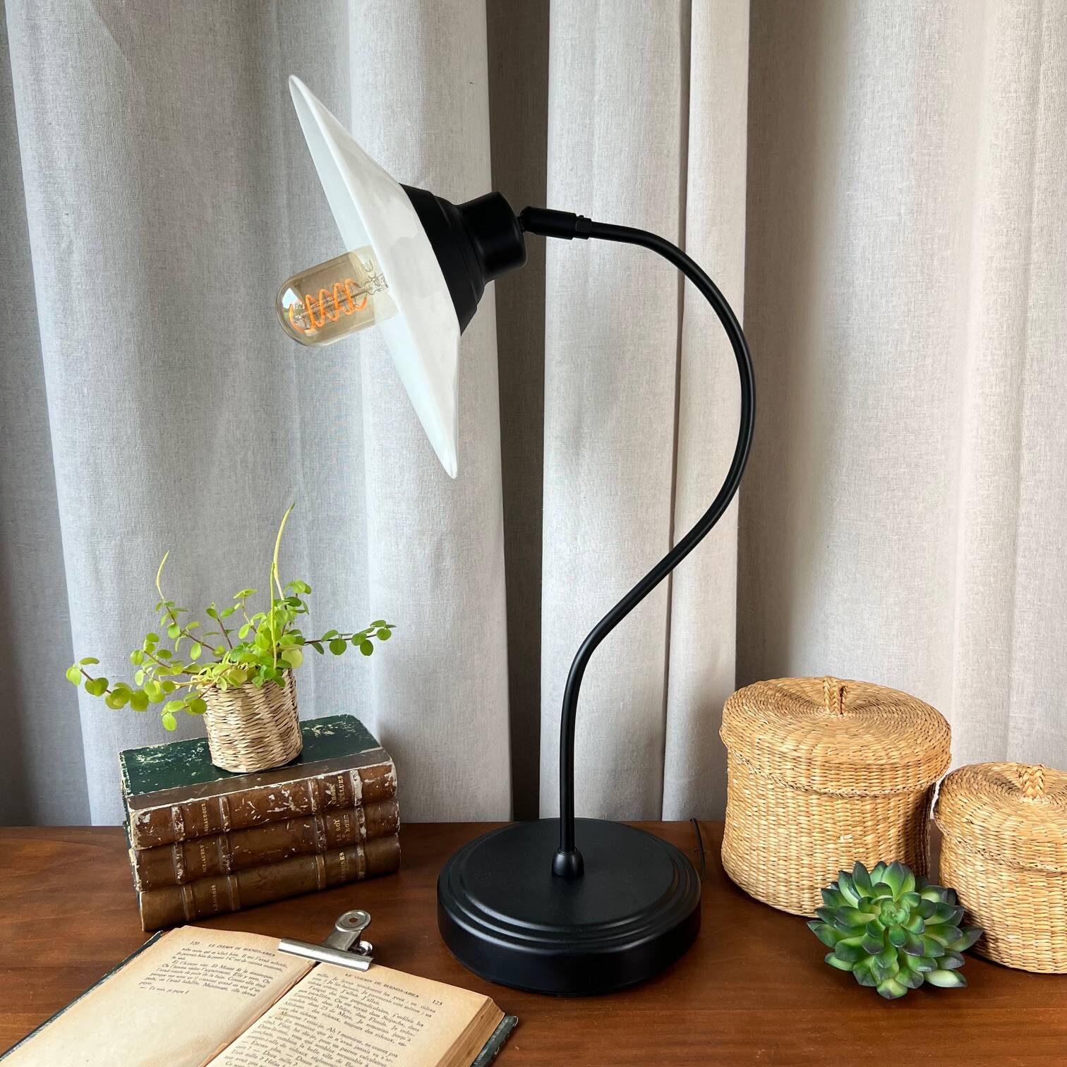 Lampe vintage en métal et opaline