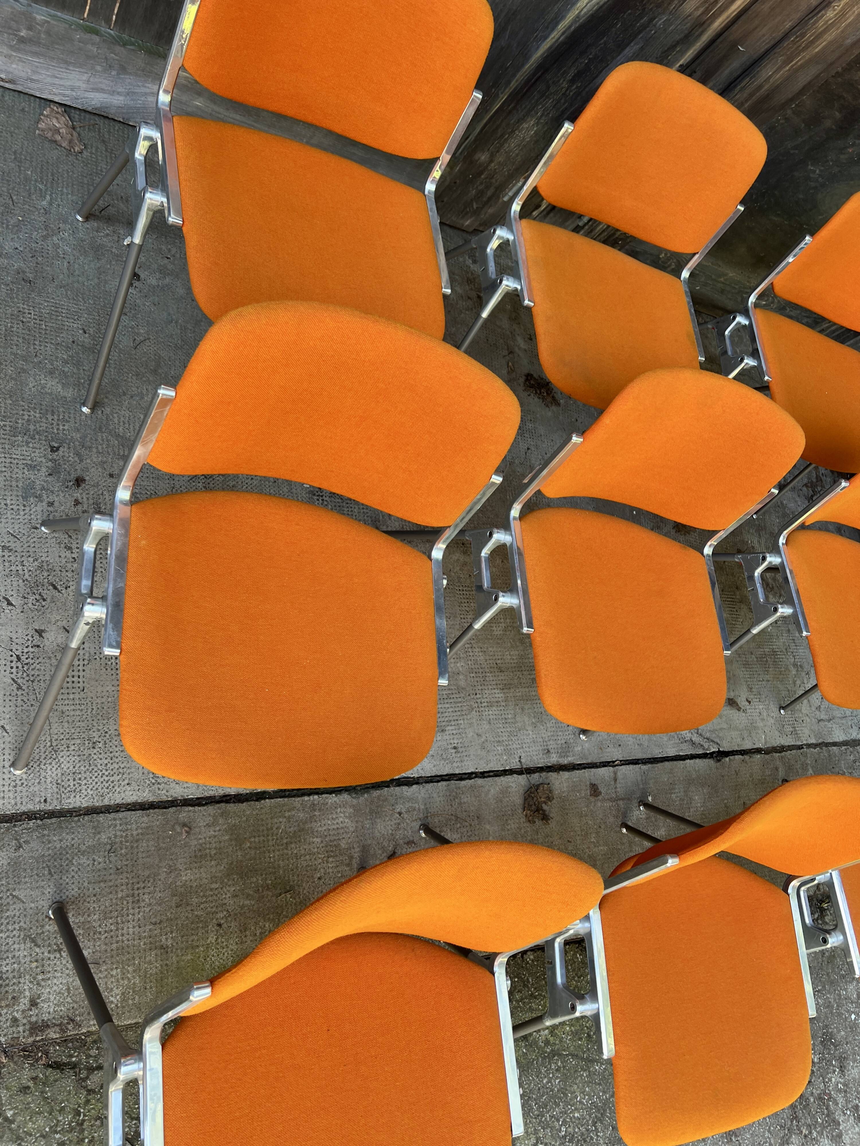 Sérié 39 chaises 4 fauteuils DSC 106 en tissu orange par Giancarlo Piretti pour Castelli