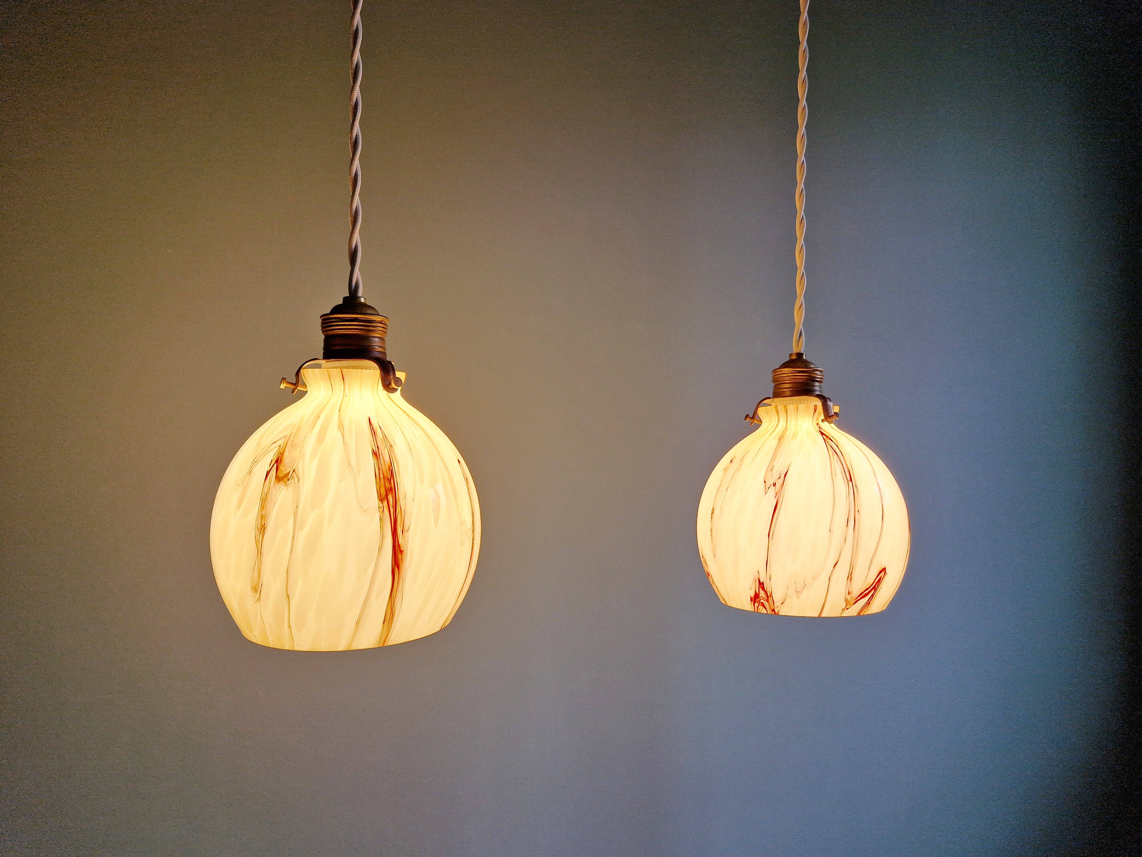 Duo de suspensions Art Déco en opaline marbrée, années 1920-30