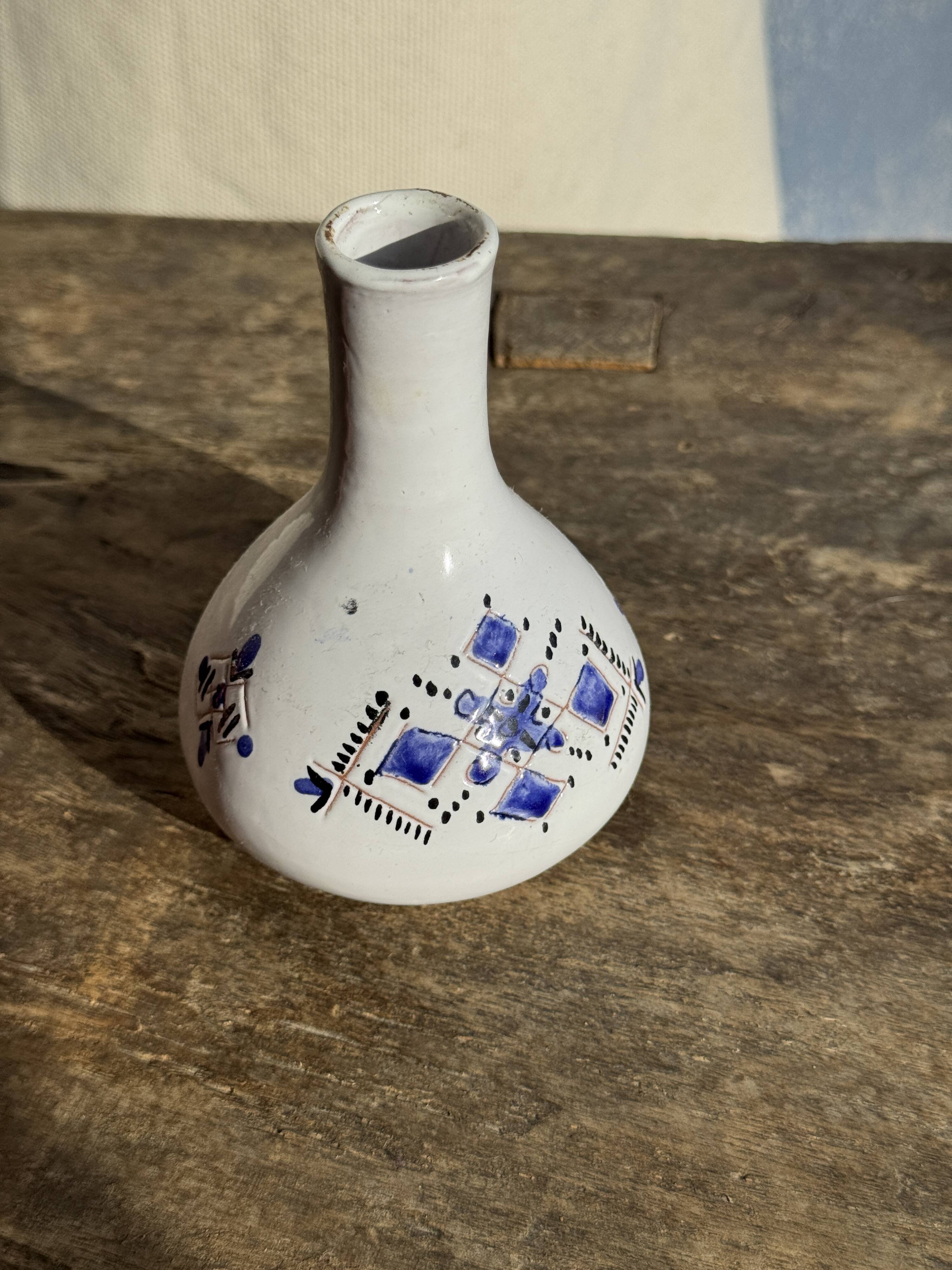 Small vintage white soliflore vase with blue geometric patterns H12