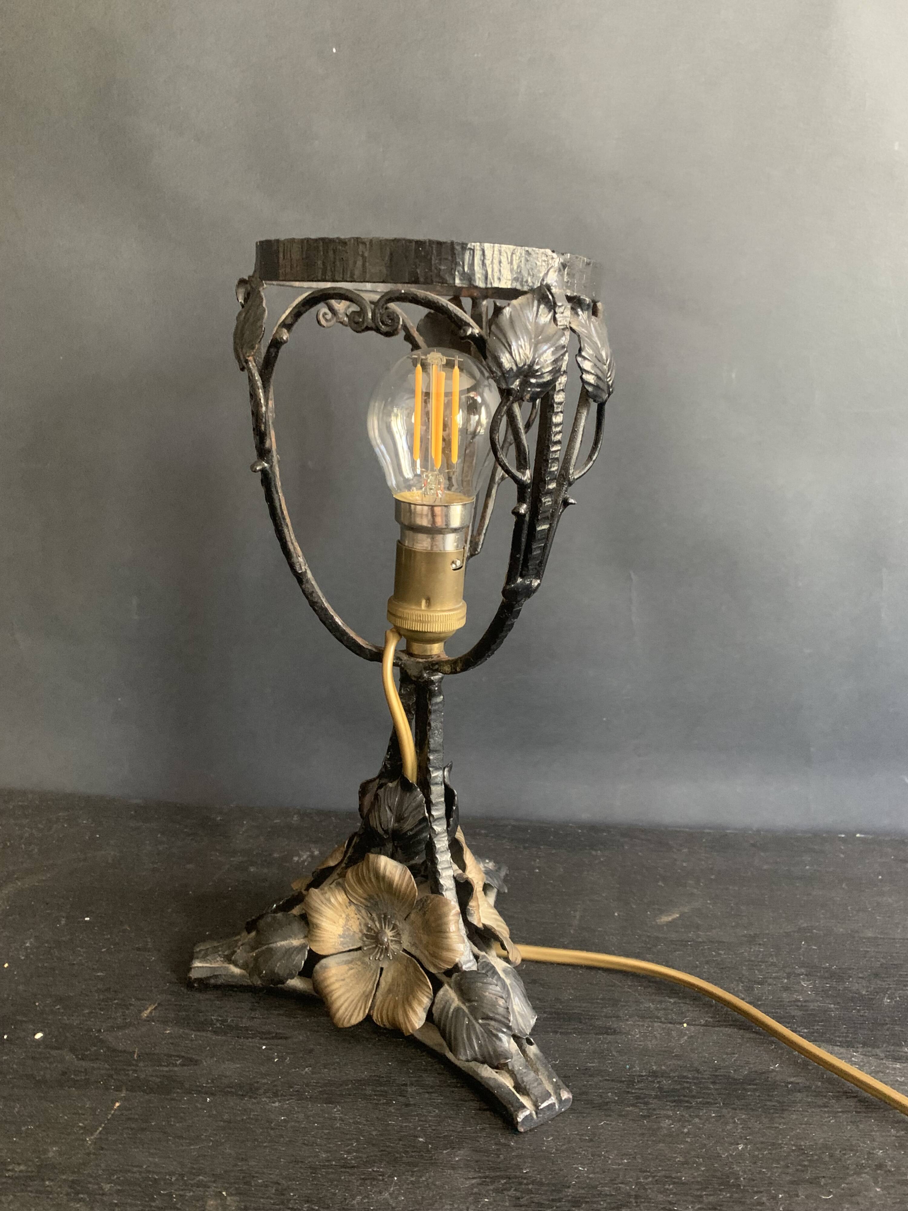 1900 Art Nouveau wrought iron lamp with floral motif