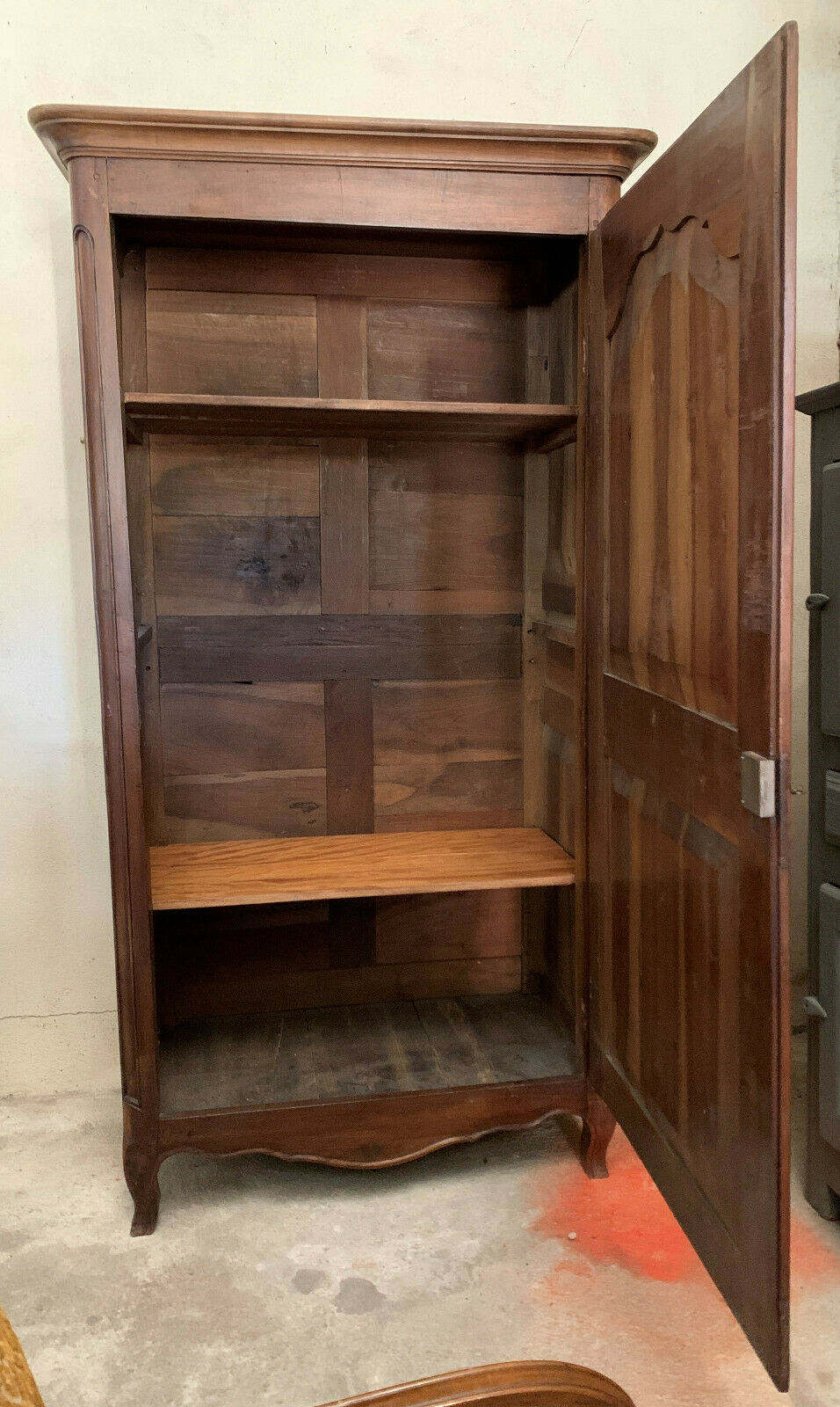 Louis XV bonnetière in solid walnut around 1800