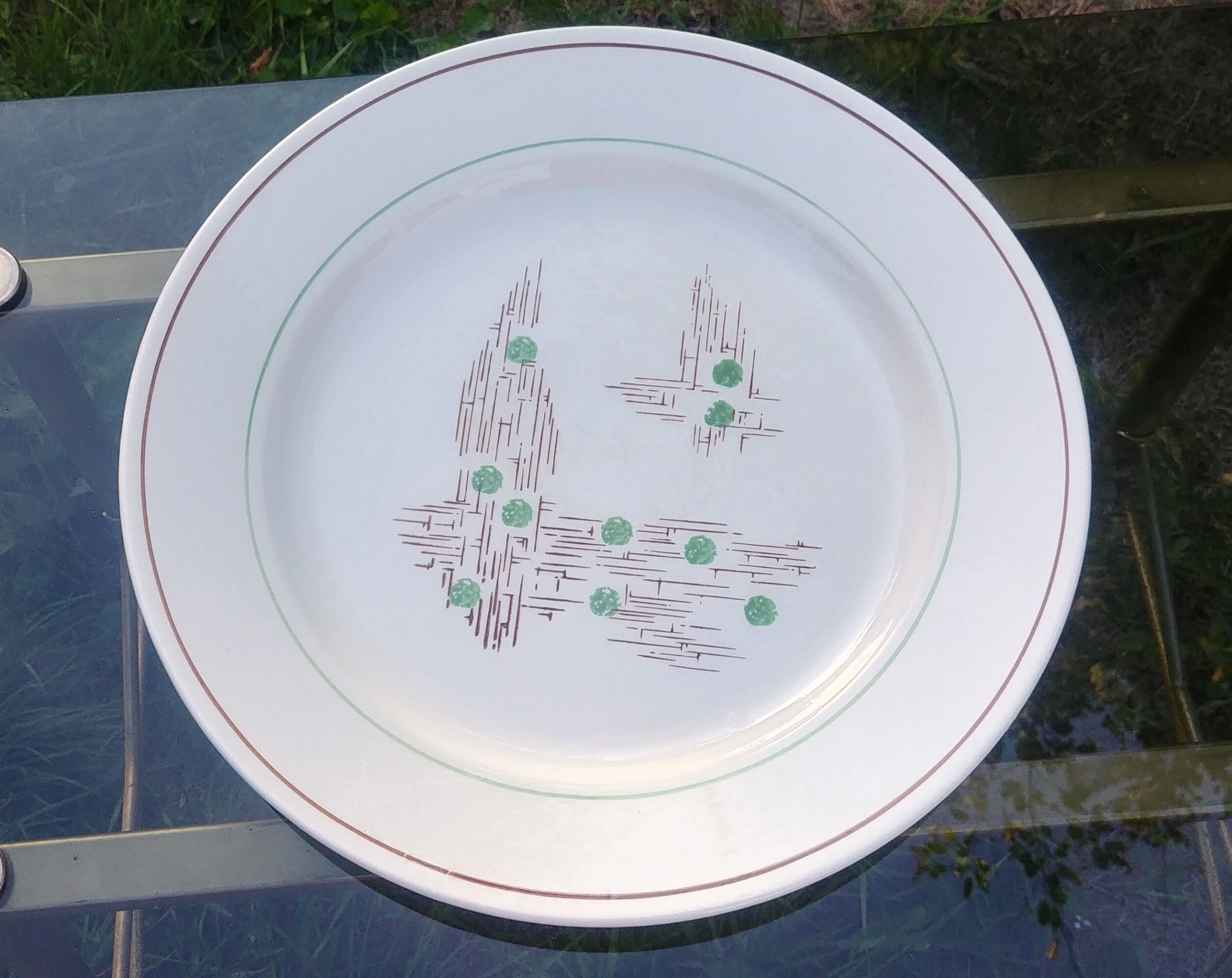 Round serving dish of the faiencerie of Gien model Old Pigalle.