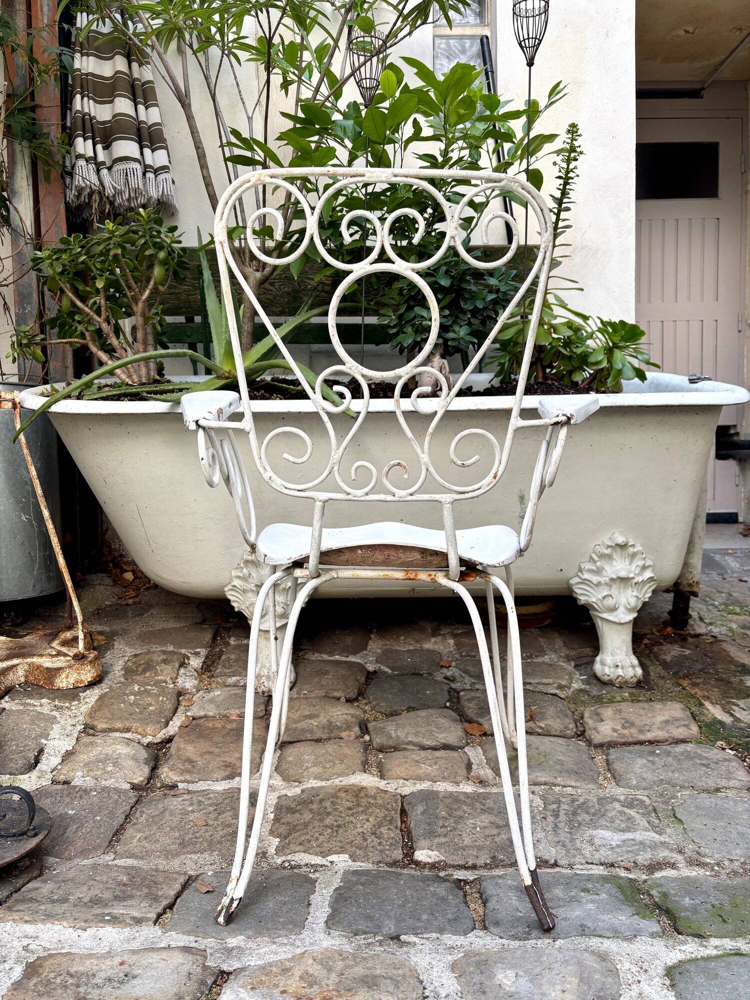 White cast iron garden chair no. 1