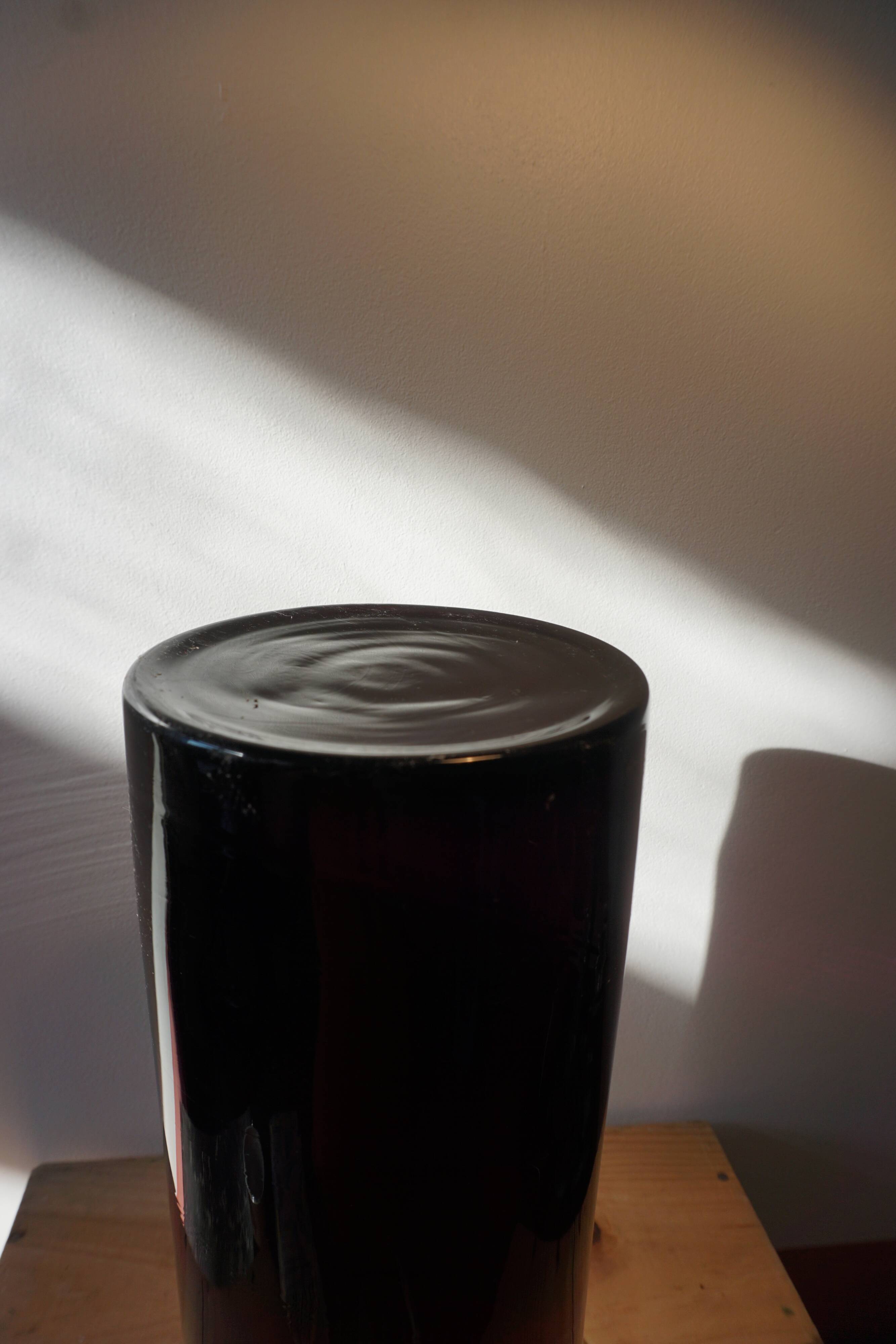 Vase violet en verre soufflé