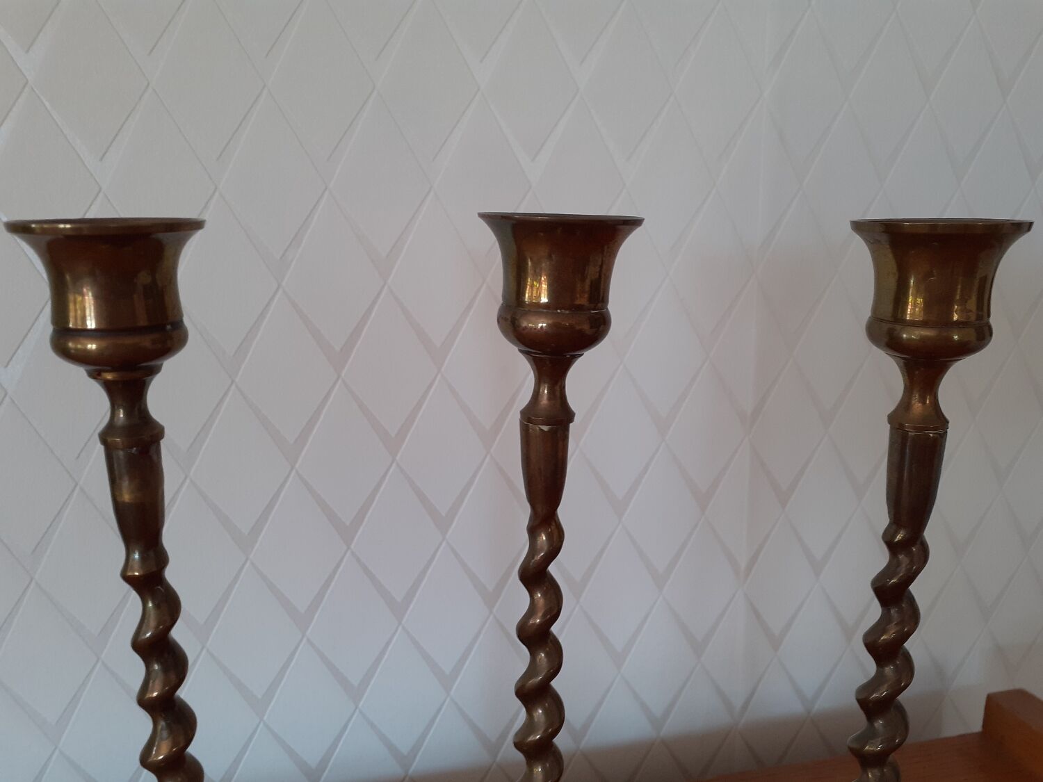 Lot de trois bougeoirs en laiton