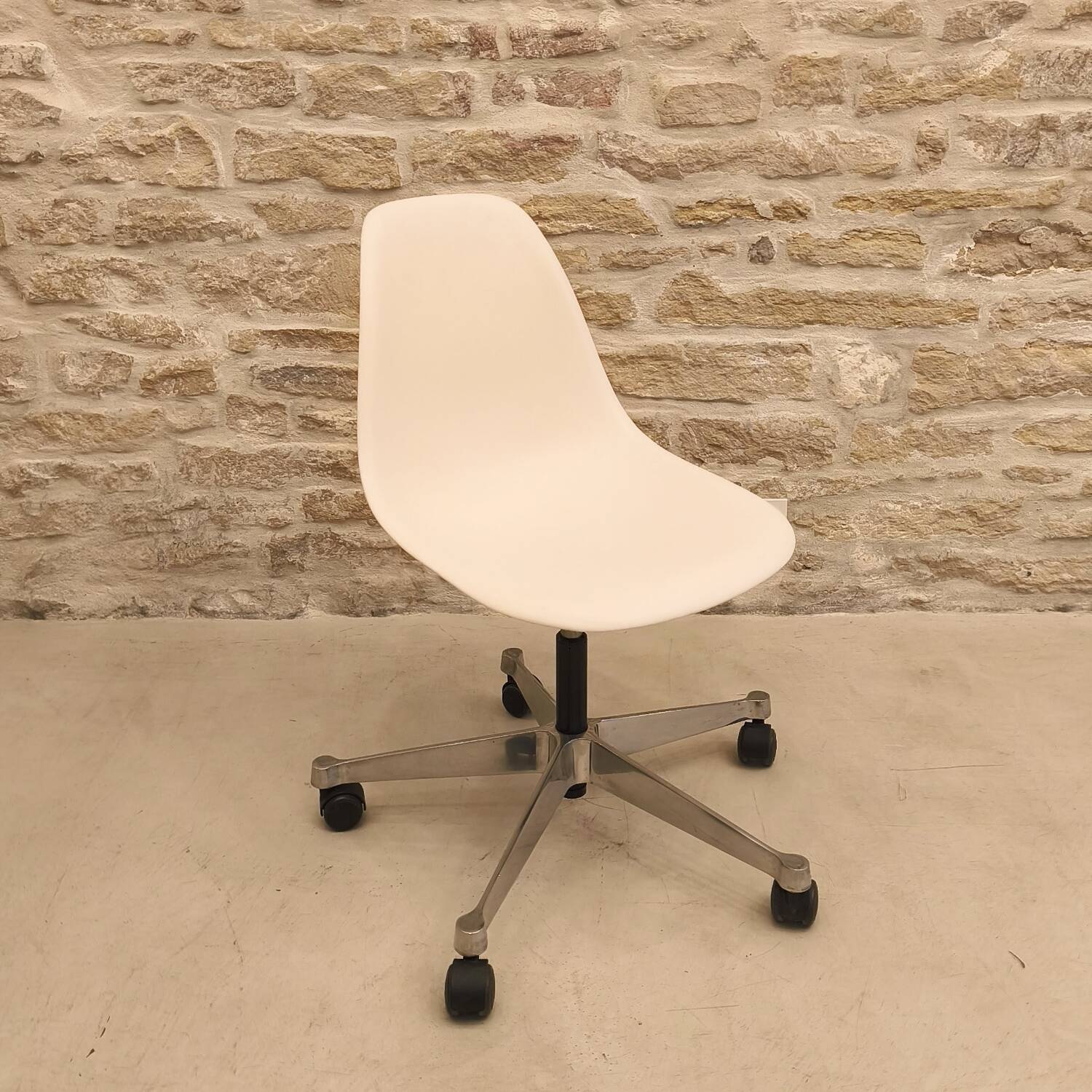 PSCC RE office chair designed by Charles and Ray Eames, Vitra