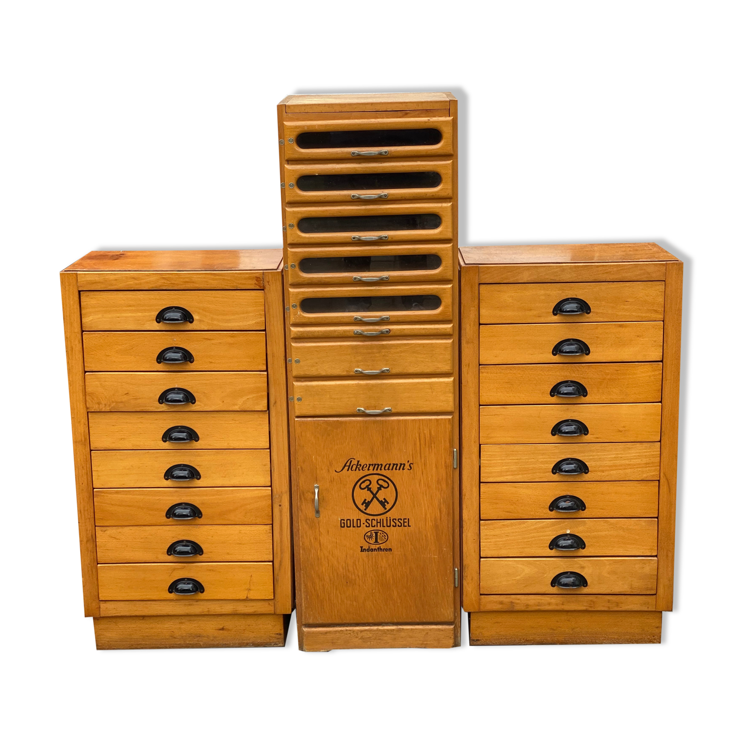 Trio vintage d’armoires en bois de pin allemand