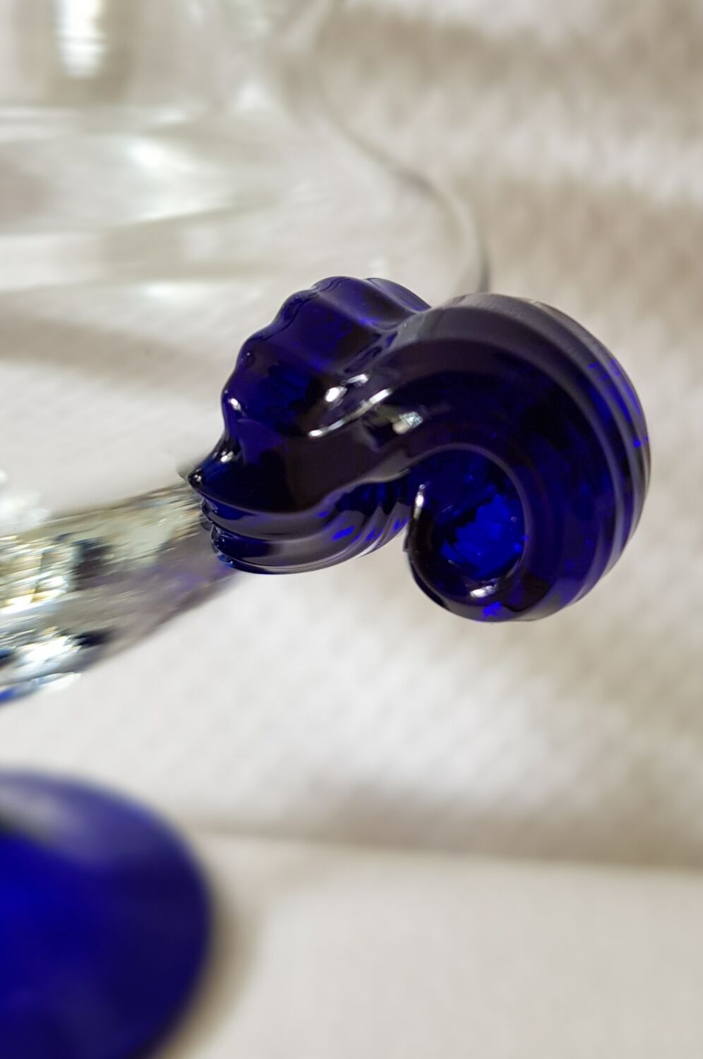 Plat de bonbonnière Cristal de Paris avec des détails bleu cobalt