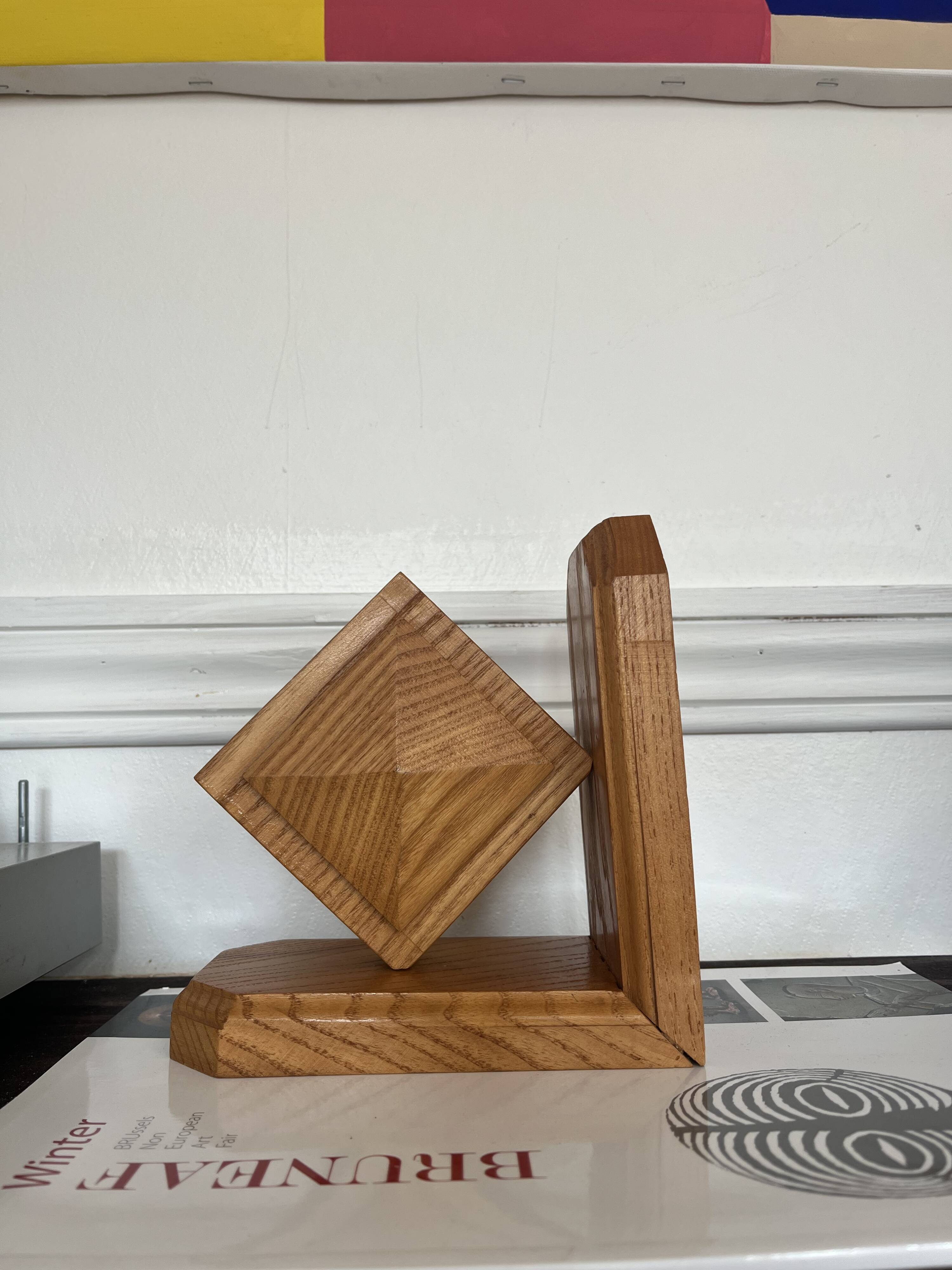 Serre-livres en bois brutaliste