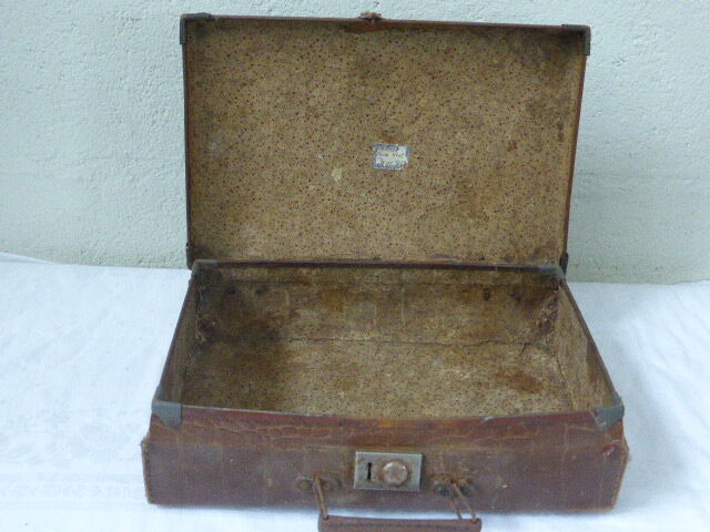 Suitcase for child in brown cardboard