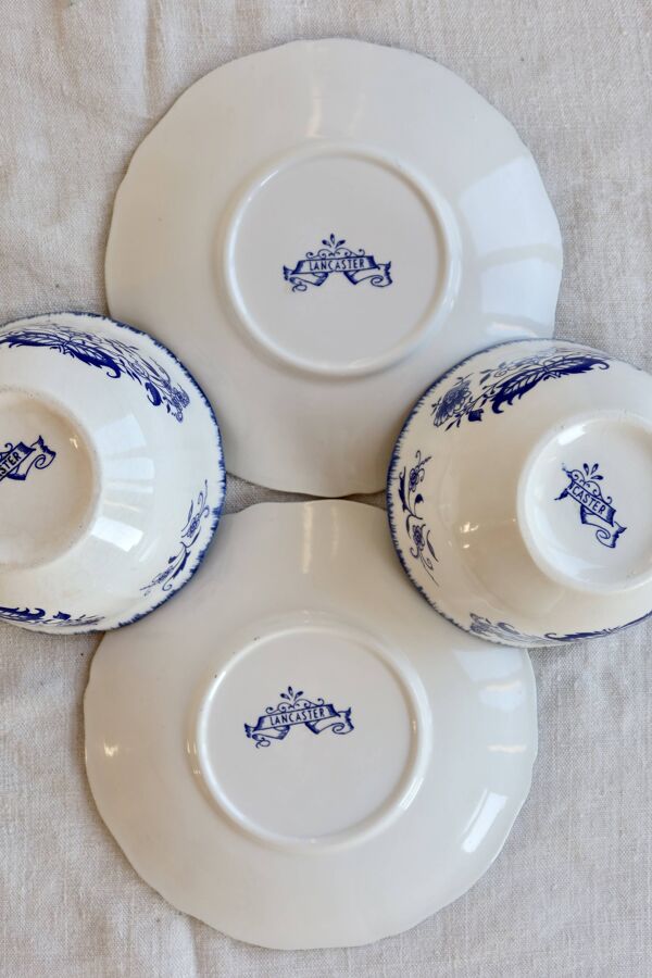 Tasses et sous-tasses anciennes Lancaster en faïence blanche à décor bleu