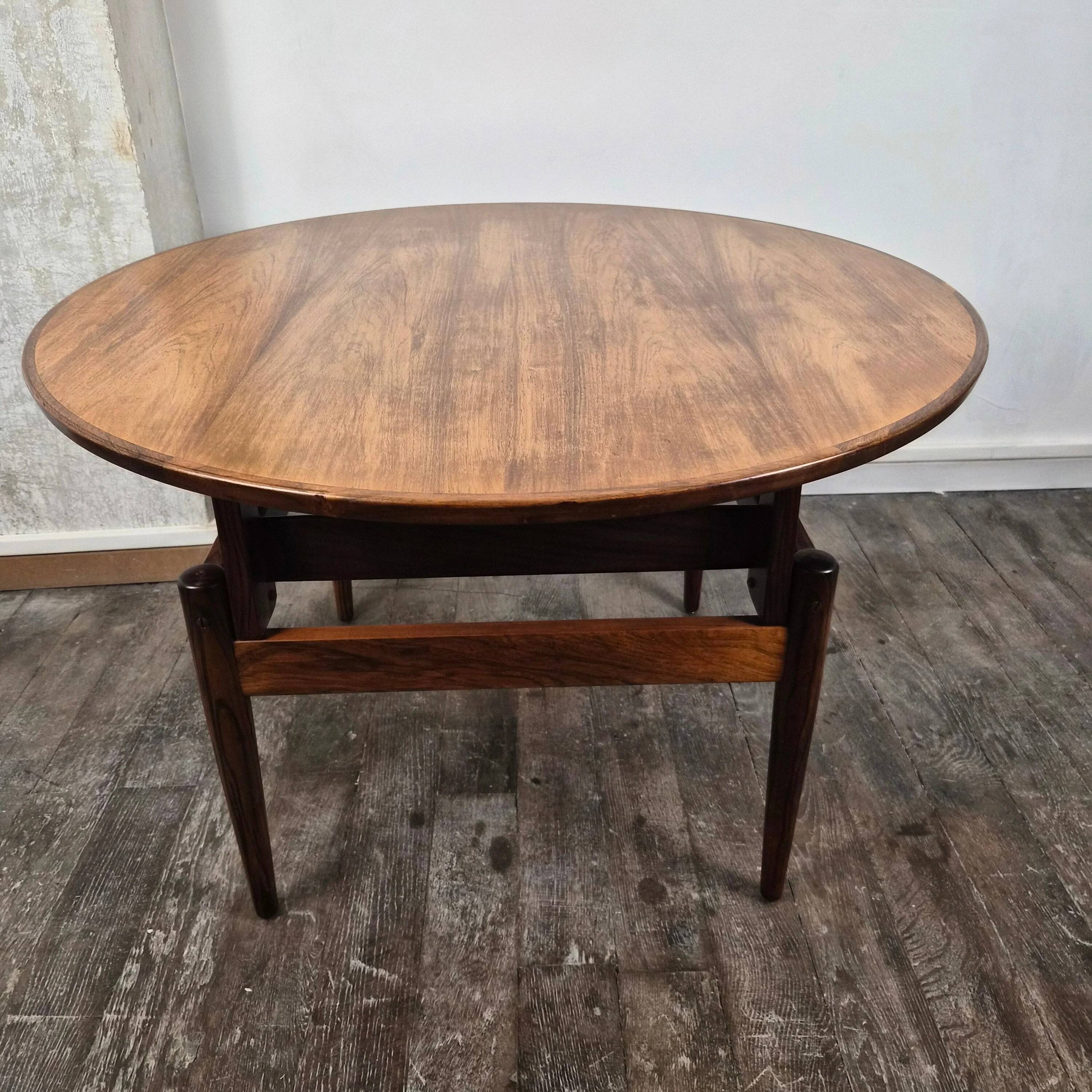 Round rosewood coffee table with adjustable height, Denmark, 1960.