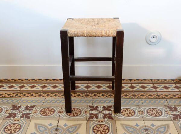Tabouret vintage de style rustique en bois et paille