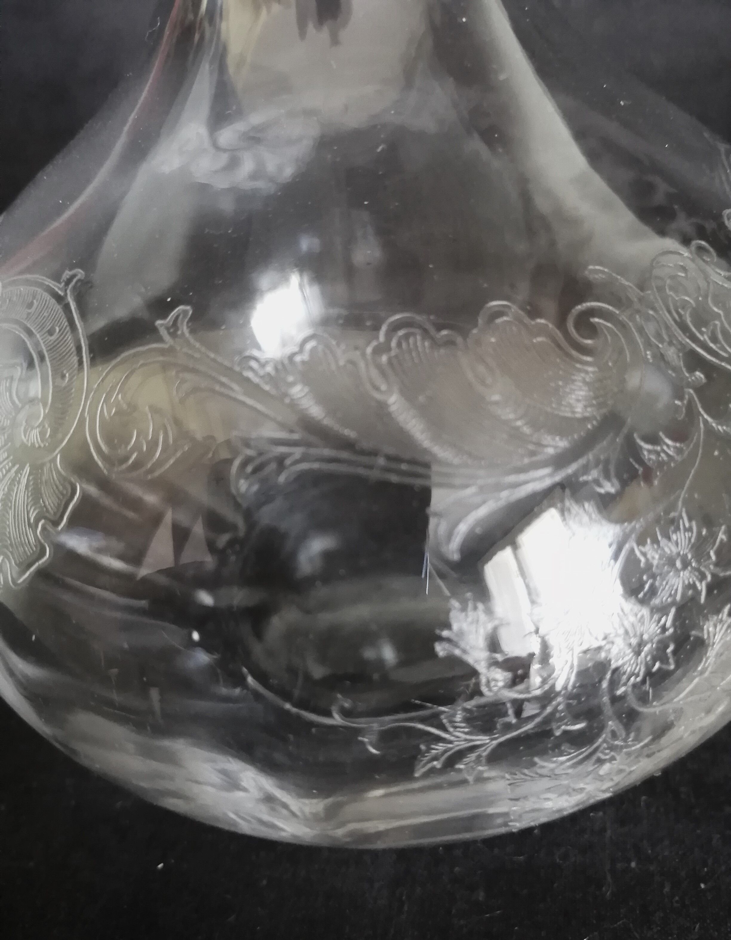 9 crystal white wine glasses from St. Louis model Cléo and their decanter.