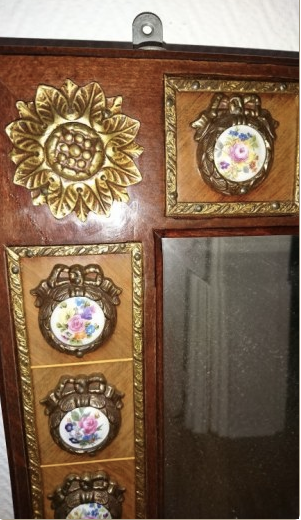 Mirror in gilded bronze and mahogany wood Medallion porcelain decoration.