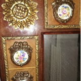 Mirror in gilded bronze and mahogany wood Medallion porcelain decoration.