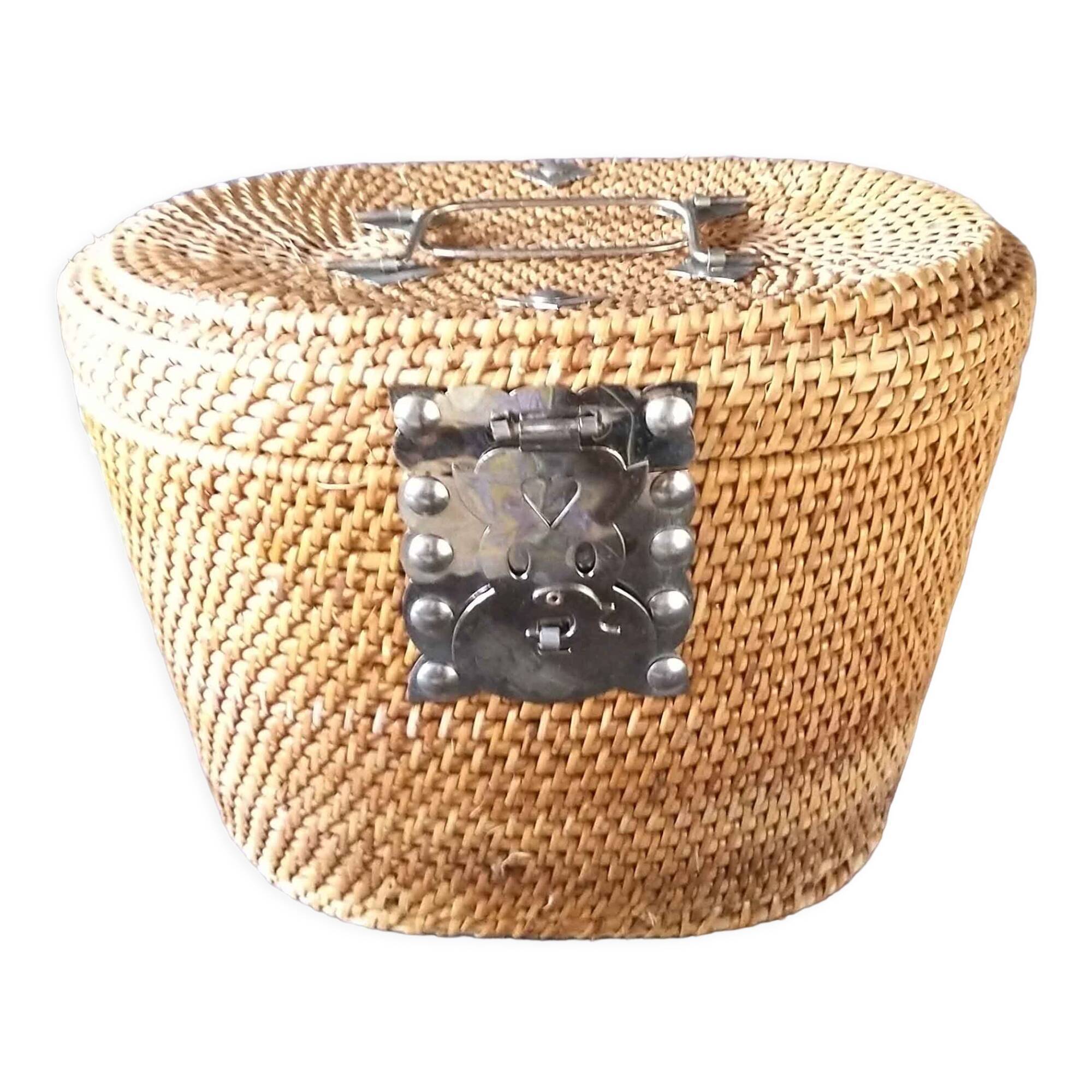 Old Chinese travel tea basket