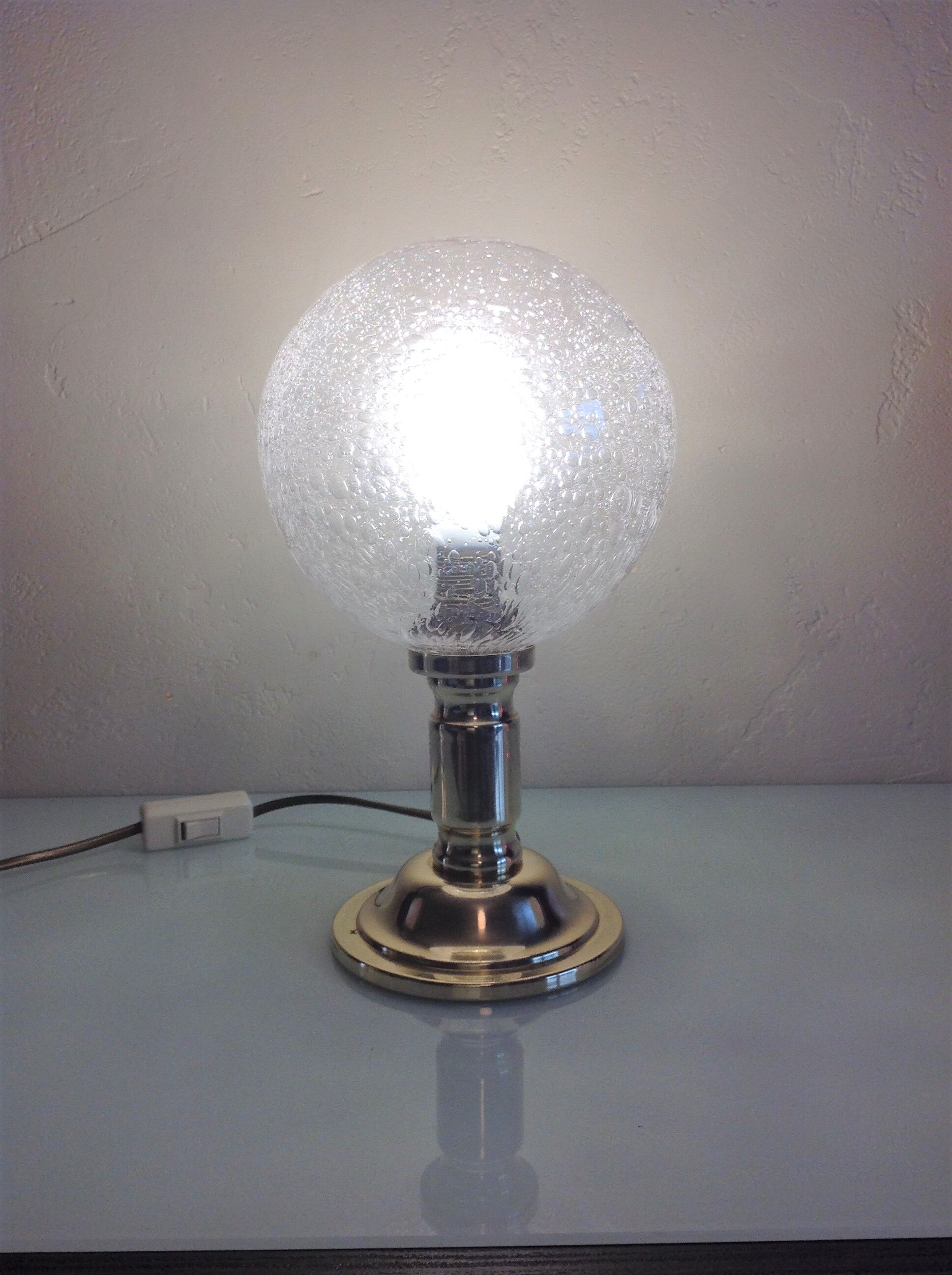 Lampe de chevet en laiton et globe en verre bullé vintage années 60-70