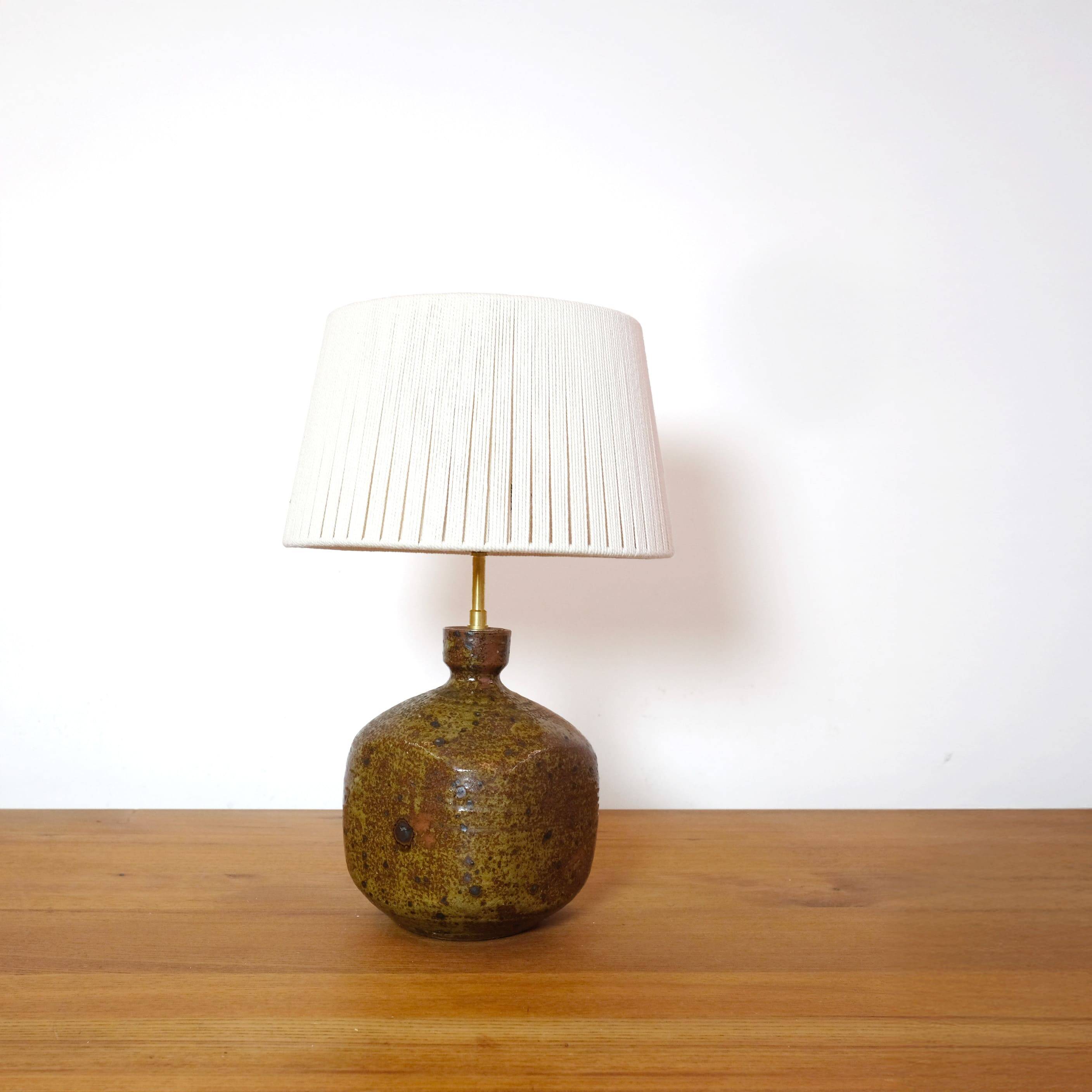 Lampe en grès quadrangulaire et son abat-jour en corde.