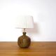 Lampe en grès quadrangulaire et son abat-jour en corde.