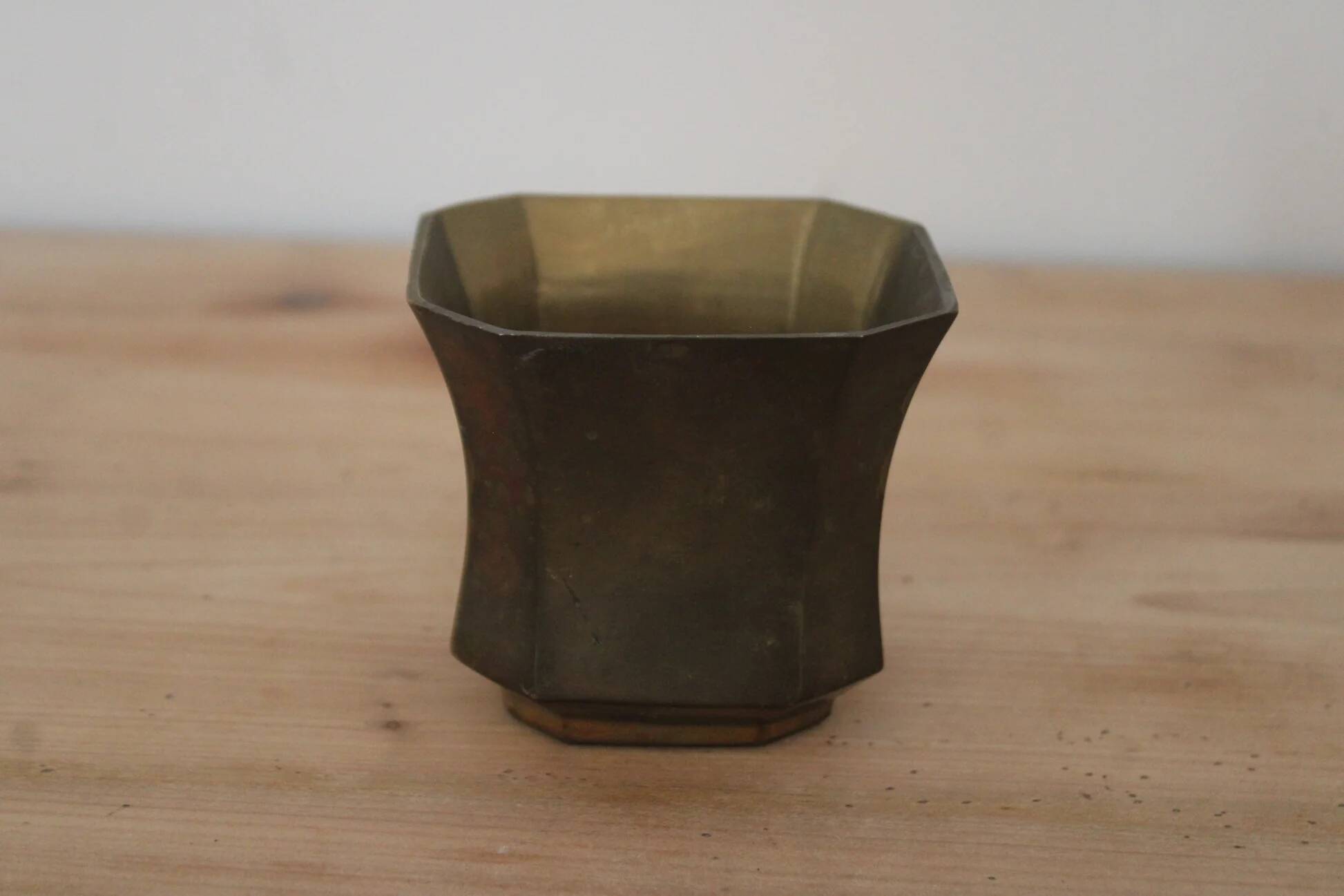 Cache-pot Lancel à 8 pans en métal doré patiné