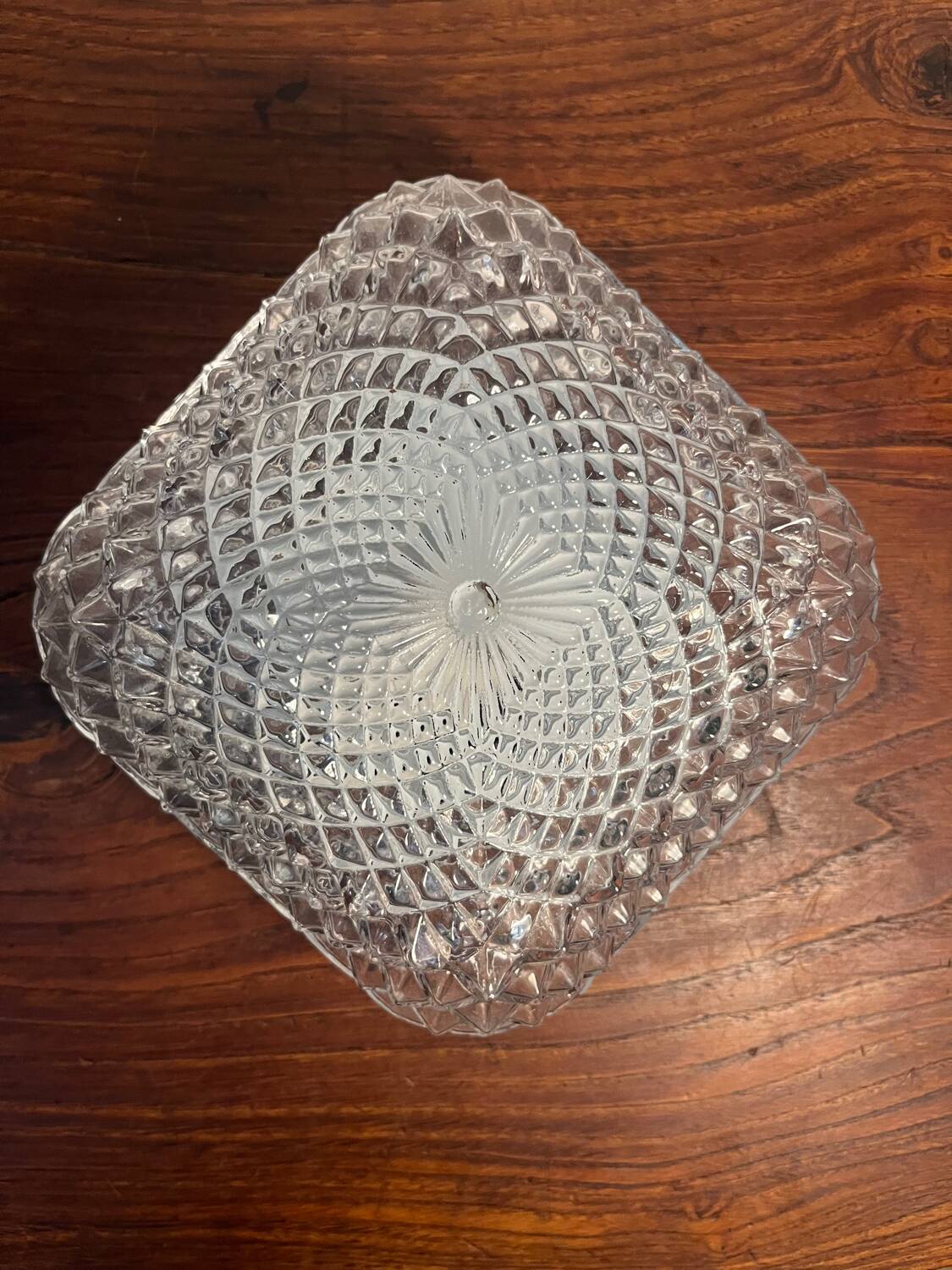 Plafonnier année 1970 en verre strié ciselé