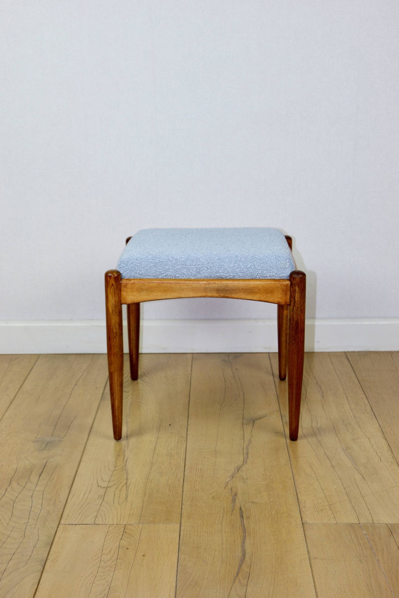 Tabouret Edmund Homa siège en bouclé bleu clair.