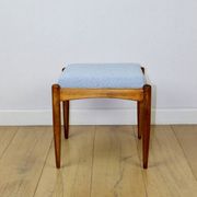 Tabouret Edmund Homa siège en bouclé bleu clair.