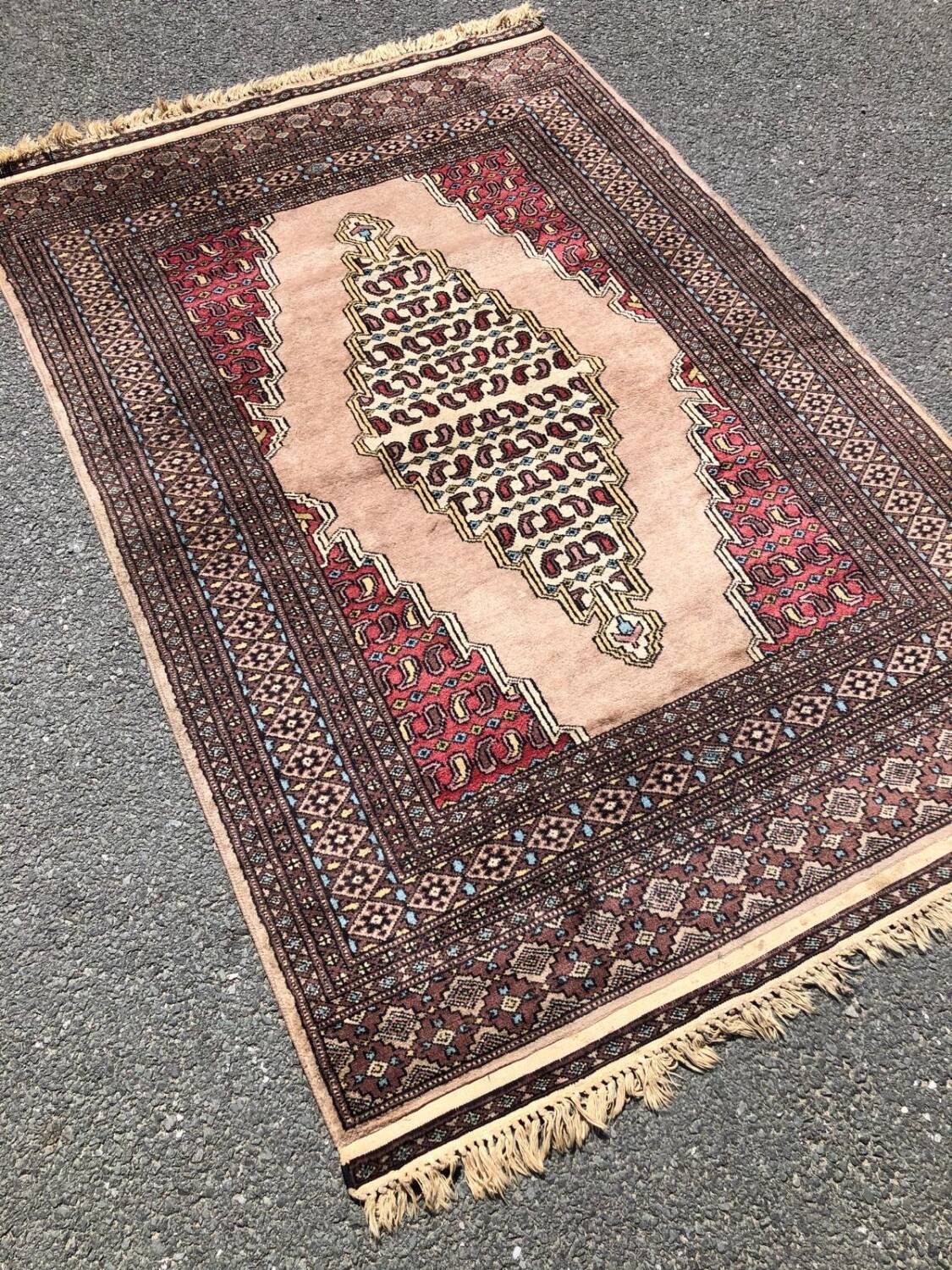 Tapis pakistanais fait main