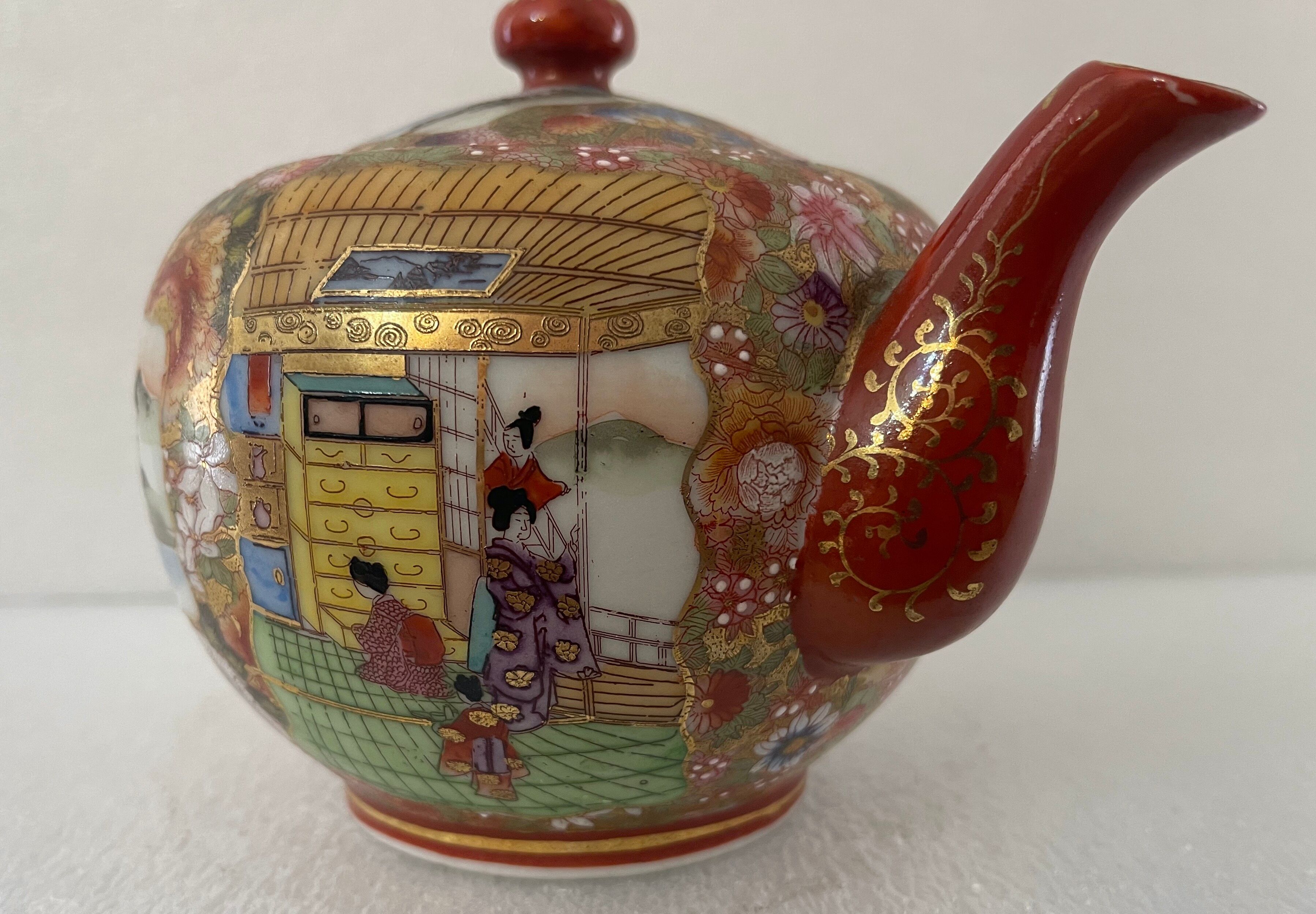 Teapot Satsuma porcelain polychrome décor signed Koshida around 1920