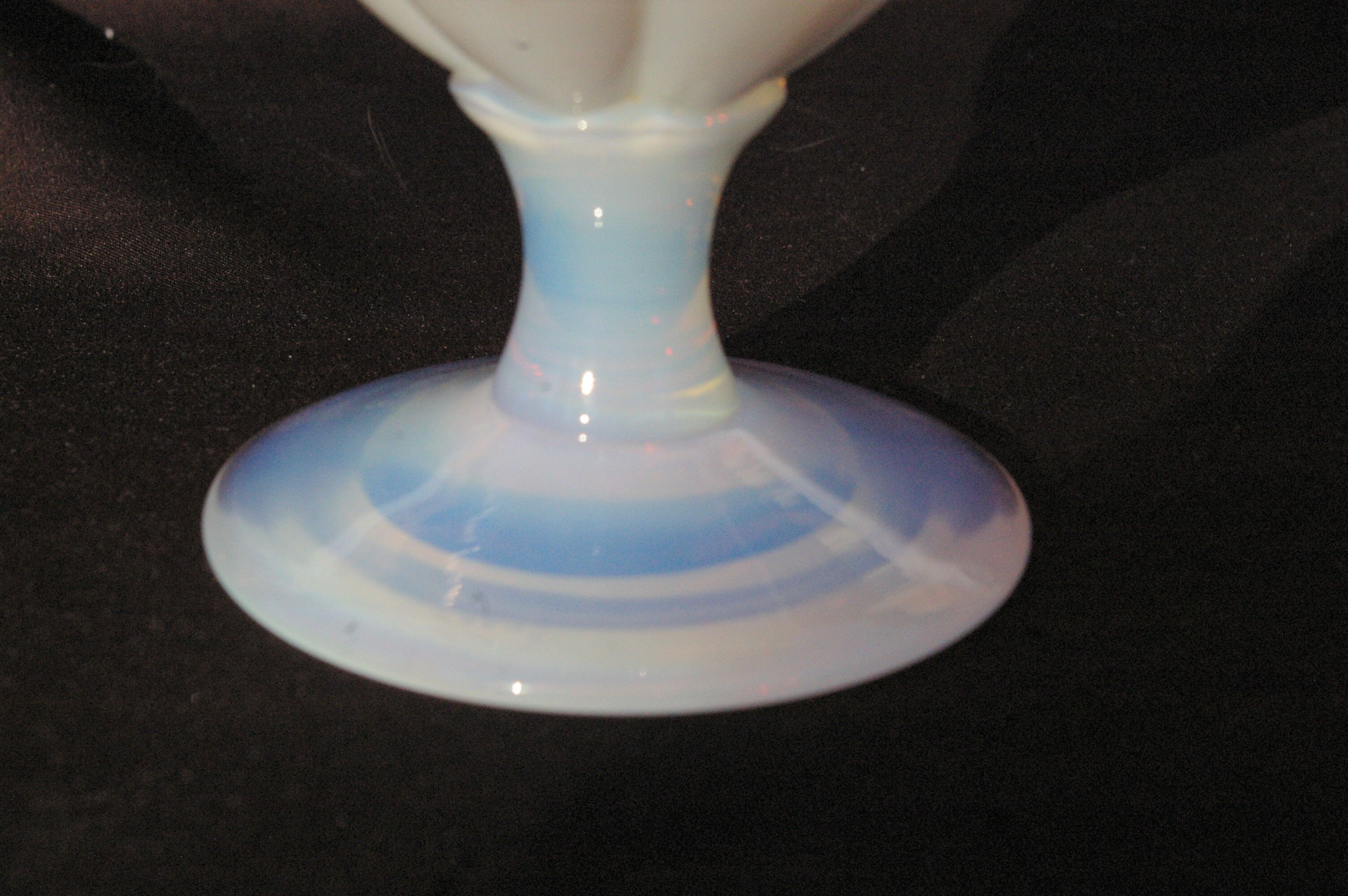 Vase balustre en opaline de Sèvres