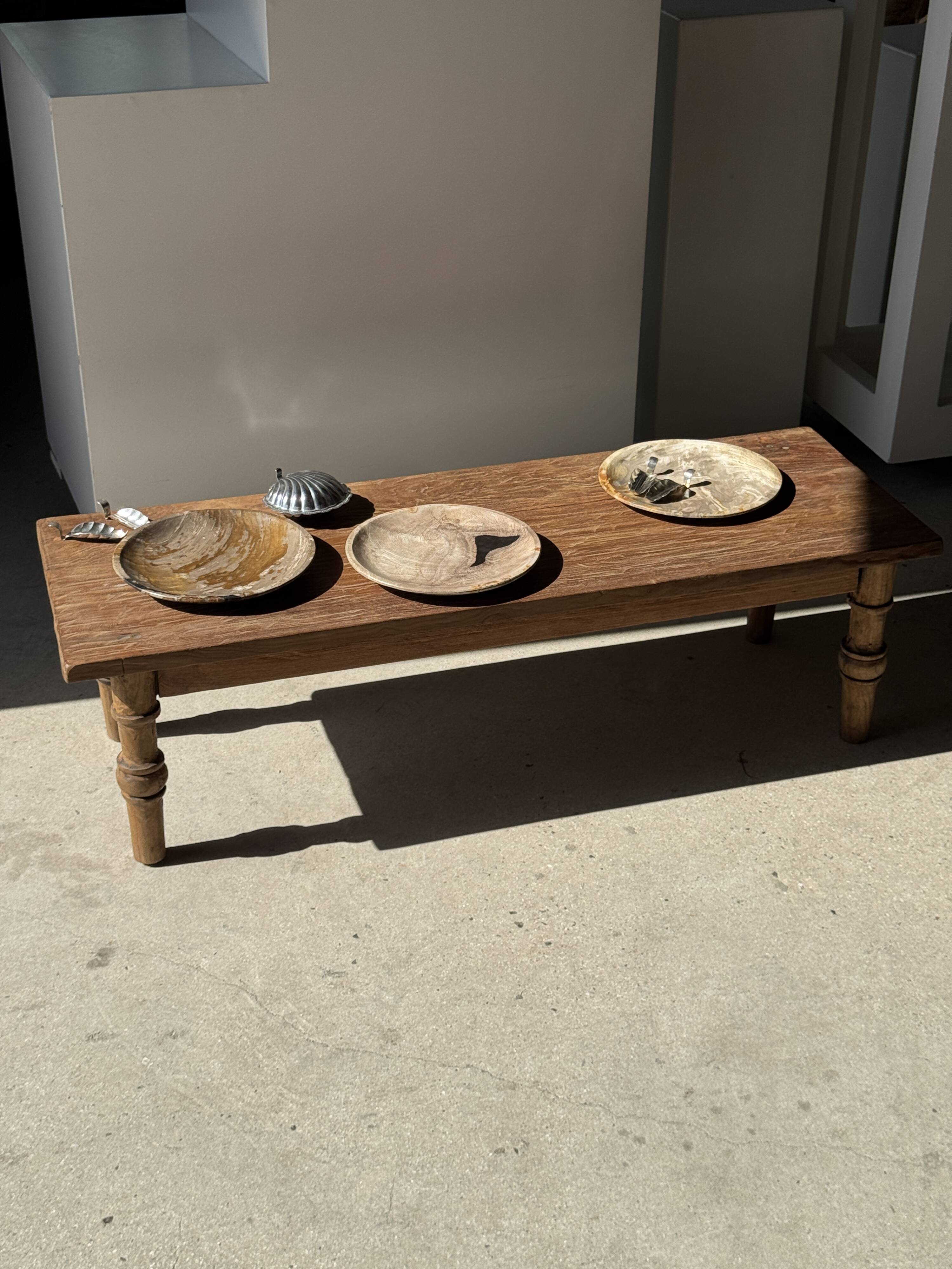 Vide poche, plat ou assiette circulaire en bois pétrifié beige tache noire