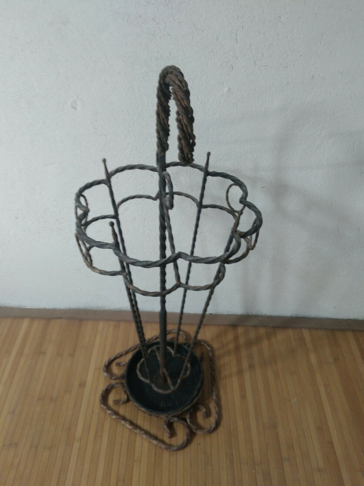 Porte parapluie en fer forgé