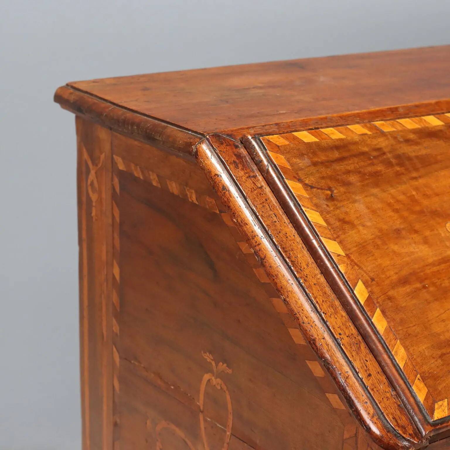 Antique baroque secretary cabinet with a drop-down front in walnut and maple, Italy, 18th century.