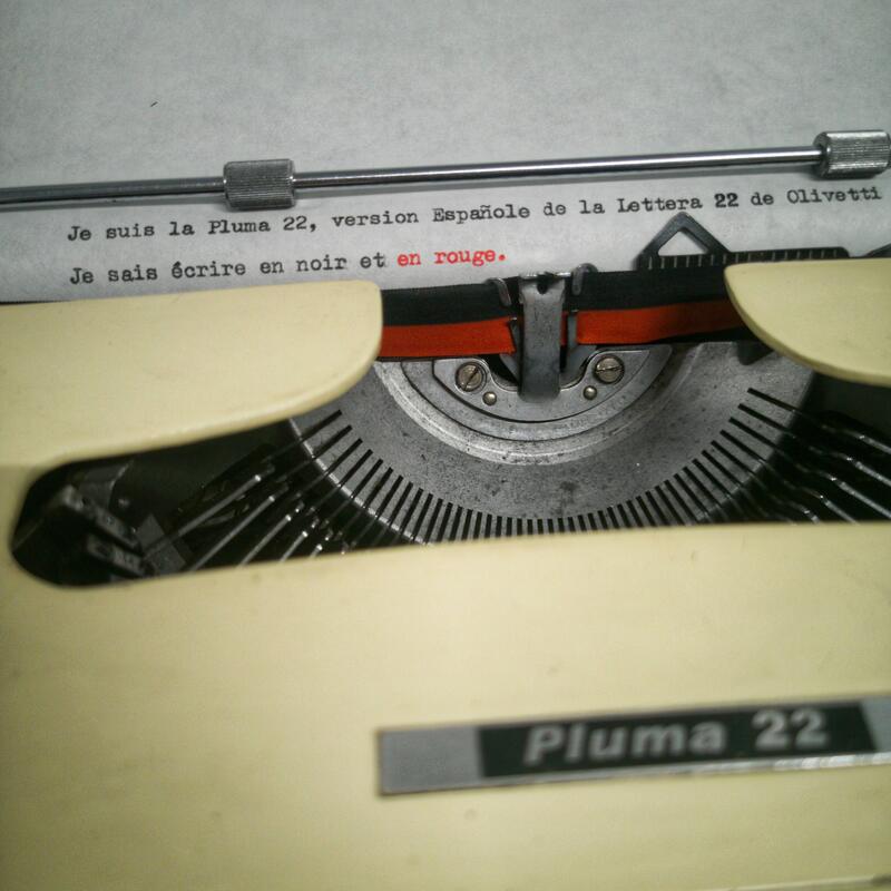 Olivetti Typewriter - Pluma 22
