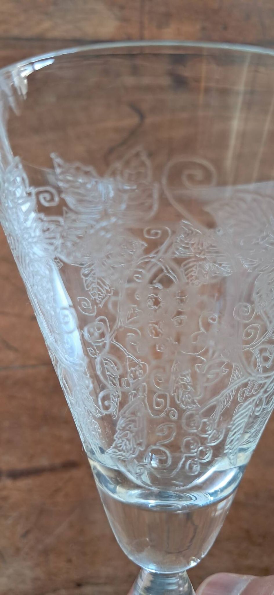 6 small stemmed glasses in the shape of a chalice, engraved decoration. Art Deco period.