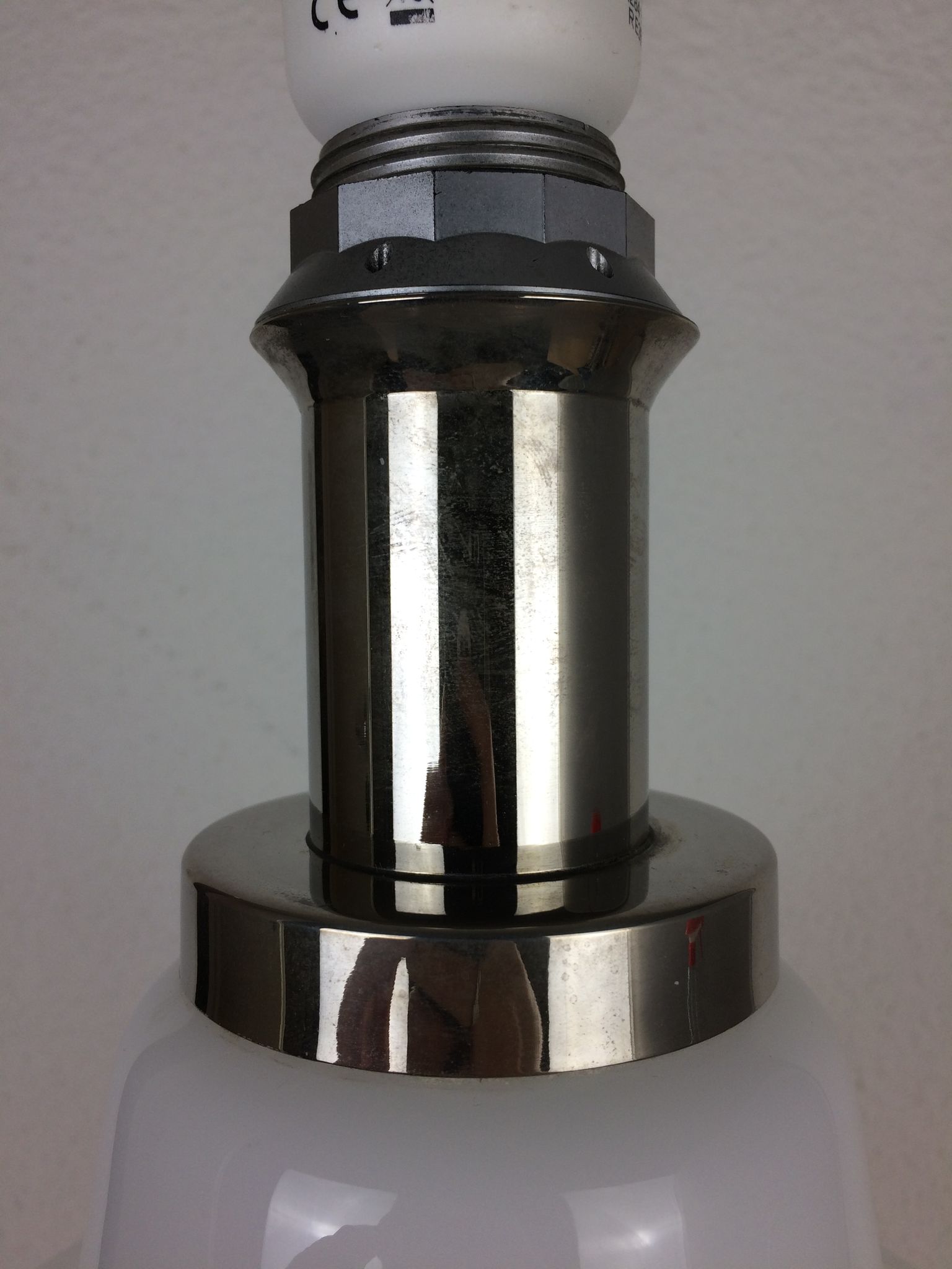 Lampe à poser opaline années 70 space age pied balustre