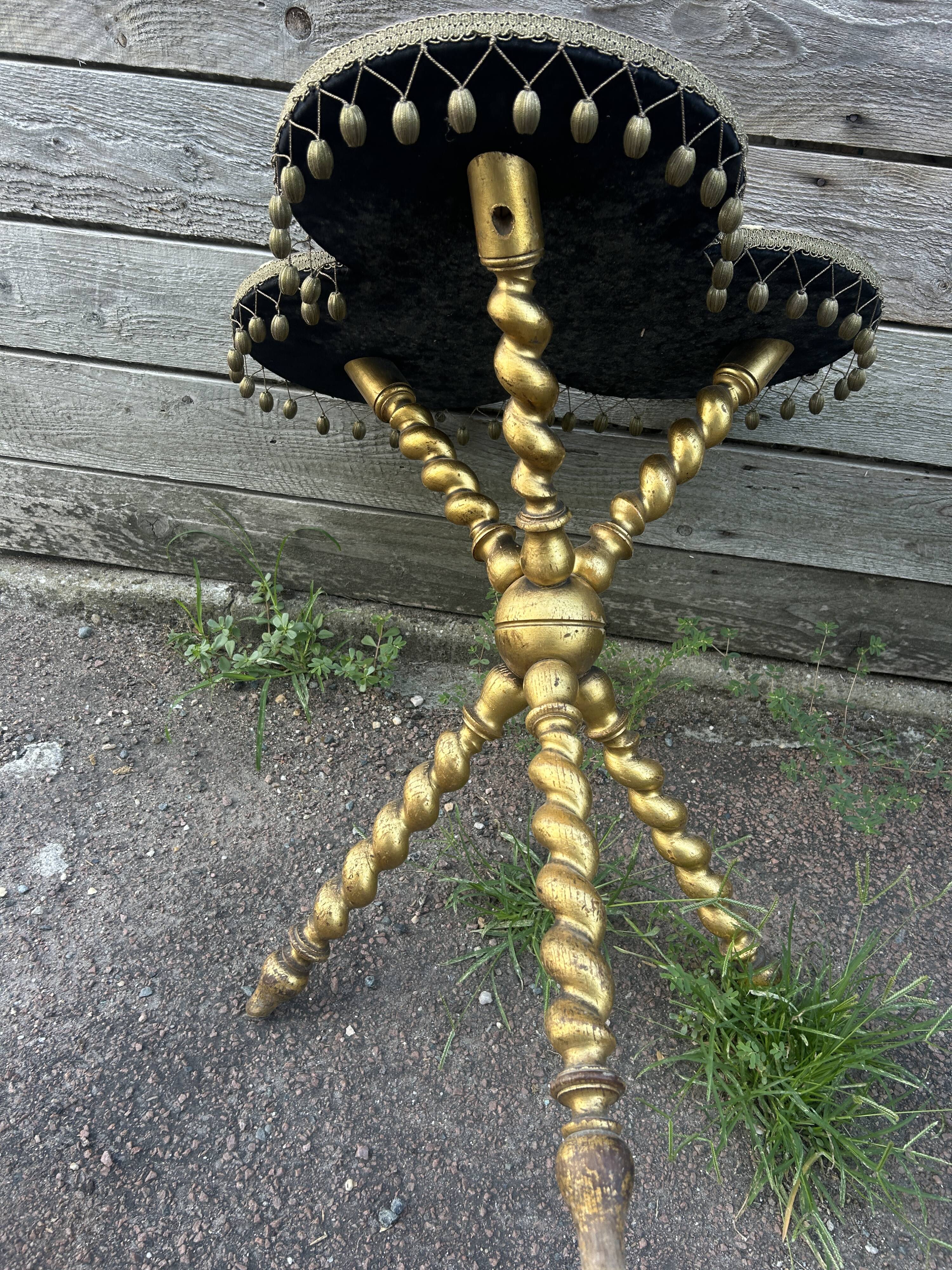 Louis XIII style gueridon, gilded legs, trilobed top.