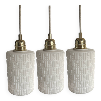 Lot de trois suspensions en opaline scandinave blanche