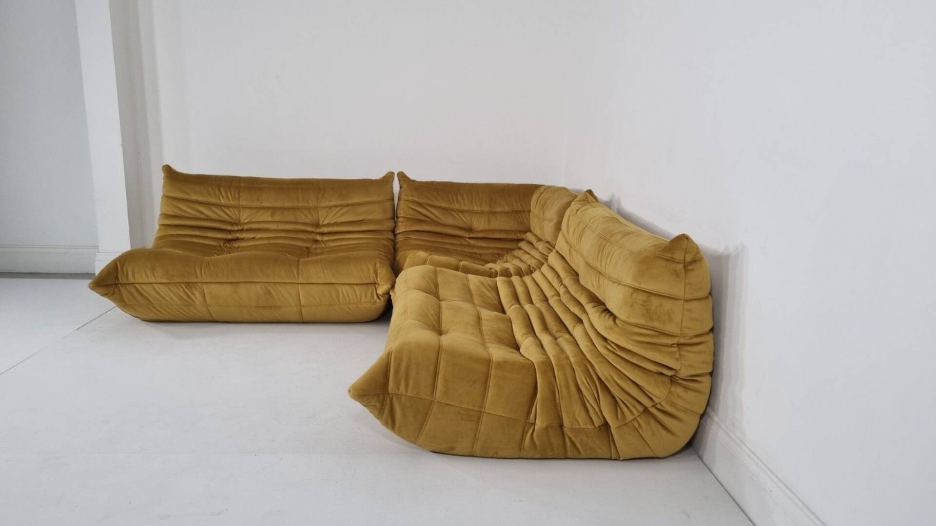 Ligne Roset Togo – 2 canapés 2 places et un élément d'angle.