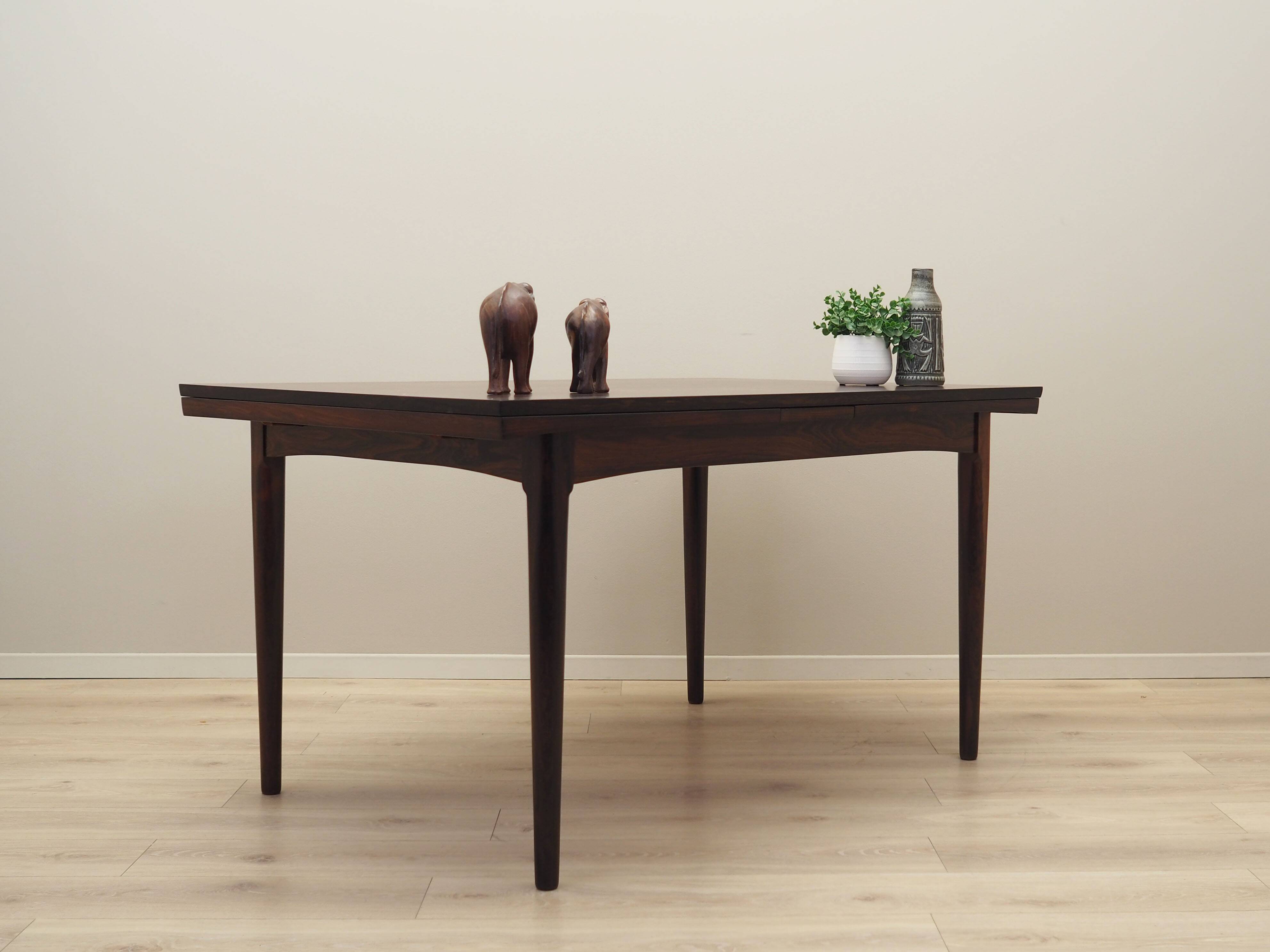 Table en palissandre, design danois, années 1970, production : Danemark