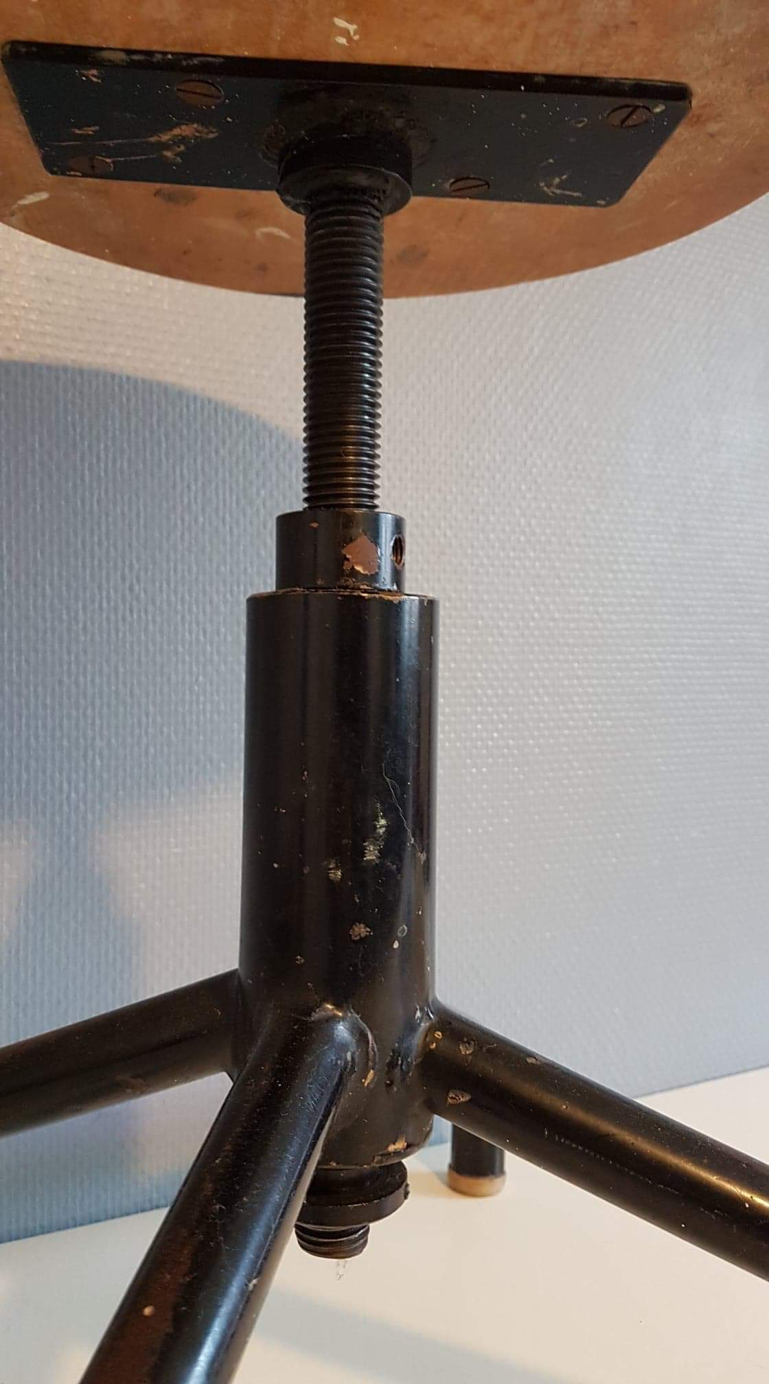 Tabouret d'atelier en bois verni et structure métal noir vintage