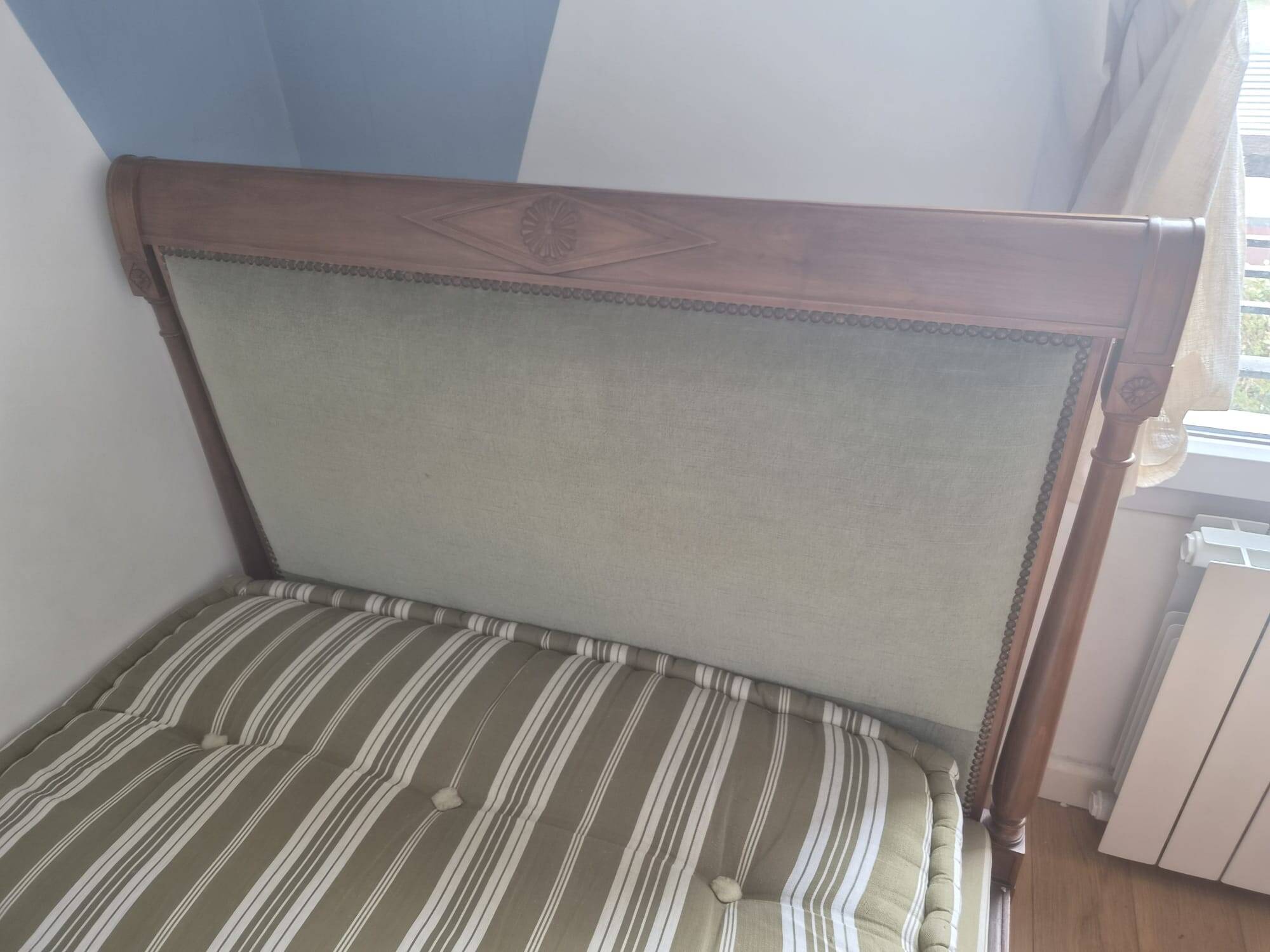 Paire de lits bateau Louis Philippe en bois massif sculpté & velours vert v