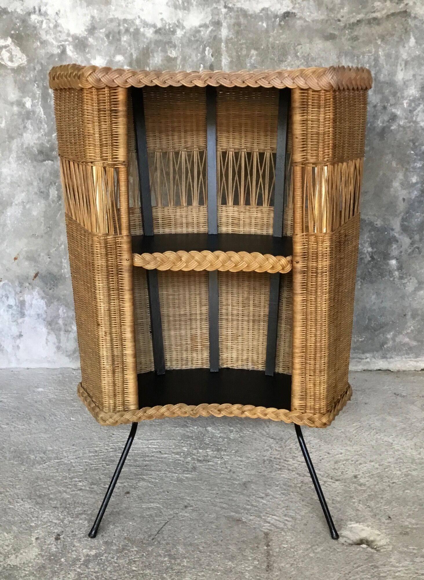 Vintage cocktail bar and its piare of stools - wicker and metal - 1960