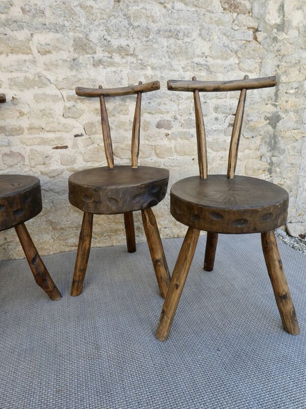Suite de 4 chaises tripodes, assises tronc, bois massif