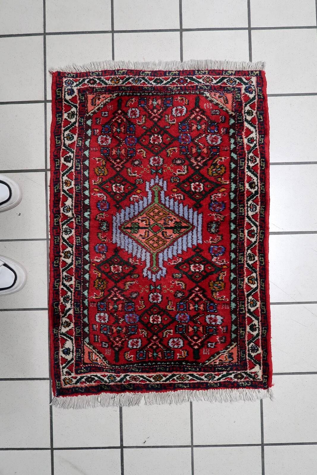 1960s Handmade Wool Rug with Red Medallion, 63 × 91 cm - 1C1289